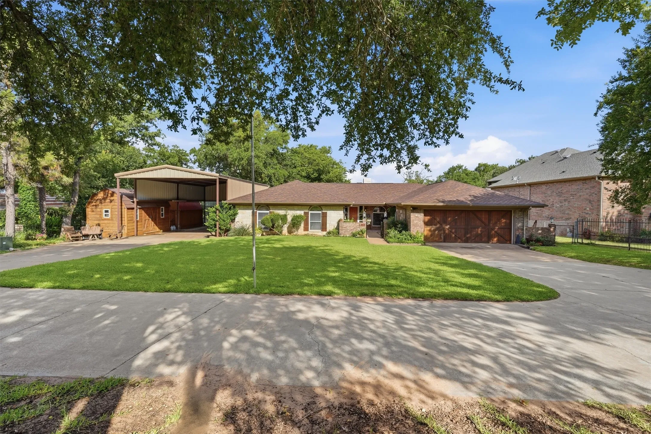 Single Family Residence For Sale in Hood County , 6426 Walters Bend Court, Granbury, Texas 76049, 4 Bedrooms, 3 Bathrooms, 2 Garage spaces, 3,151 Sqft, built in 1975, Price $1,395,000, mls#21305738, Real Estate Agent in Granbury, Homes For Sale in Hood county, Homes For Sale in Granbury, Realtor in Granbury Texas, Real Estate Brokerage Independent Realty Texas, Luminita Cordes Realtor