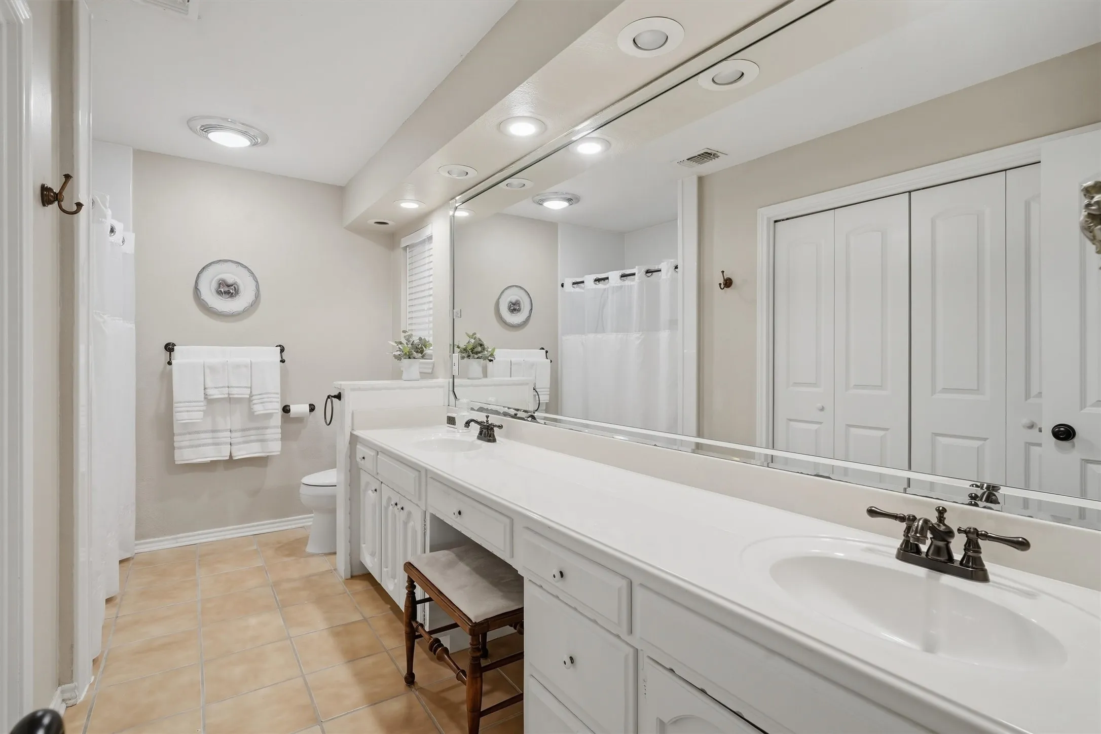 Single Family Residence For Sale in Hood County , 6426 Walters Bend Court, Granbury, Texas 76049, 4 Bedrooms, 3 Bathrooms, 2 Garage spaces, 3,151 Sqft, built in 1975, Price $1,395,000, mls#21305738, Real Estate Agent in Granbury, Homes For Sale in Hood county, Homes For Sale in Granbury, Realtor in Granbury Texas, Real Estate Brokerage Independent Realty Texas, Luminita Cordes Realtor