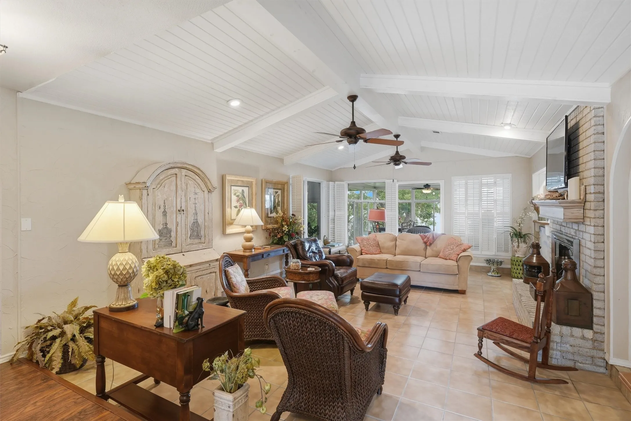 Single Family Residence For Sale in Hood County , 6426 Walters Bend Court, Granbury, Texas 76049, 4 Bedrooms, 3 Bathrooms, 2 Garage spaces, 3,151 Sqft, built in 1975, Price $1,395,000, mls#21305738, Real Estate Agent in Granbury, Homes For Sale in Hood county, Homes For Sale in Granbury, Realtor in Granbury Texas, Real Estate Brokerage Independent Realty Texas, Luminita Cordes Realtor