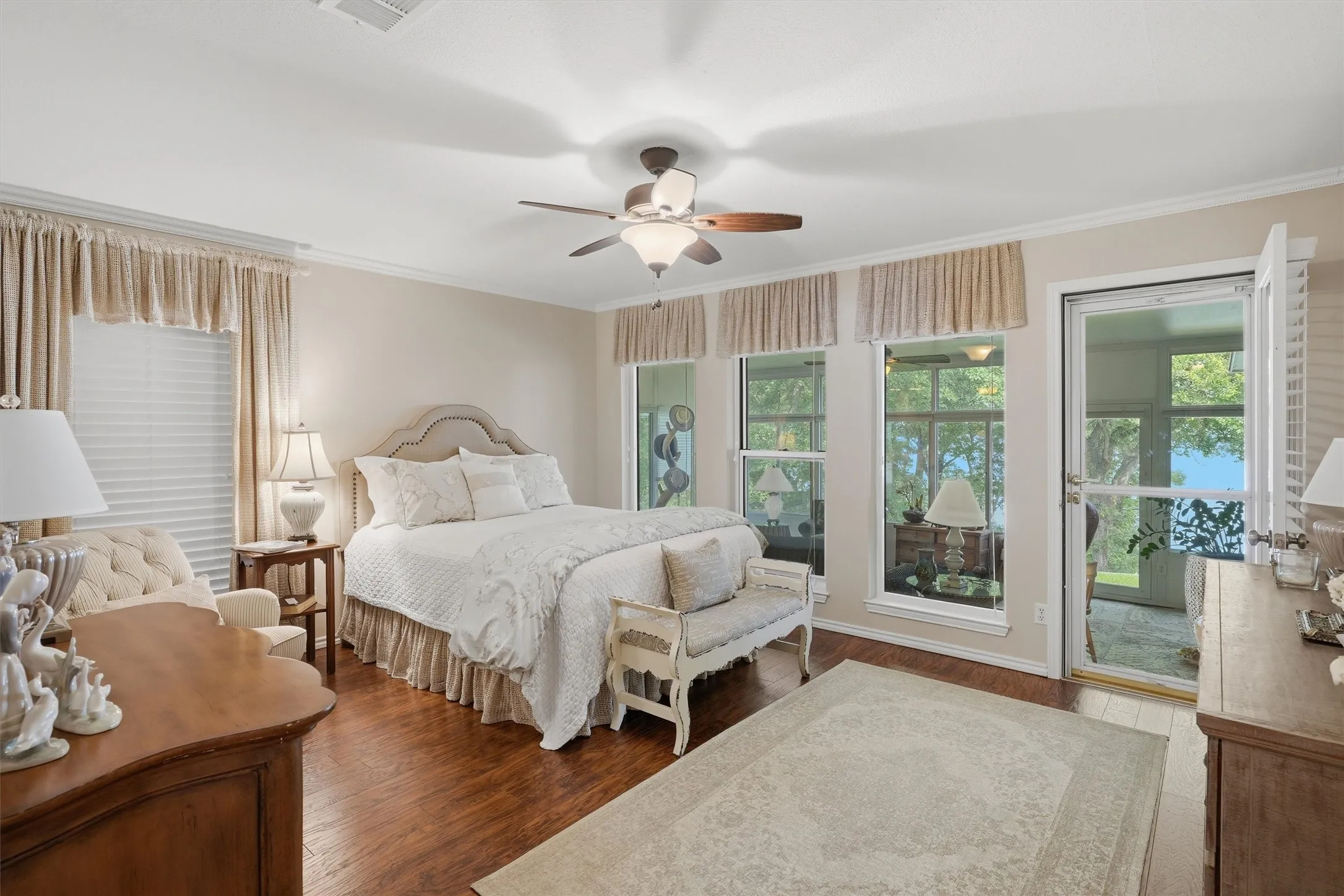 Single Family Residence For Sale in Hood County , 6426 Walters Bend Court, Granbury, Texas 76049, 4 Bedrooms, 3 Bathrooms, 2 Garage spaces, 3,151 Sqft, built in 1975, Price $1,395,000, mls#21305738, Real Estate Agent in Granbury, Homes For Sale in Hood county, Homes For Sale in Granbury, Realtor in Granbury Texas, Real Estate Brokerage Independent Realty Texas, Luminita Cordes Realtor