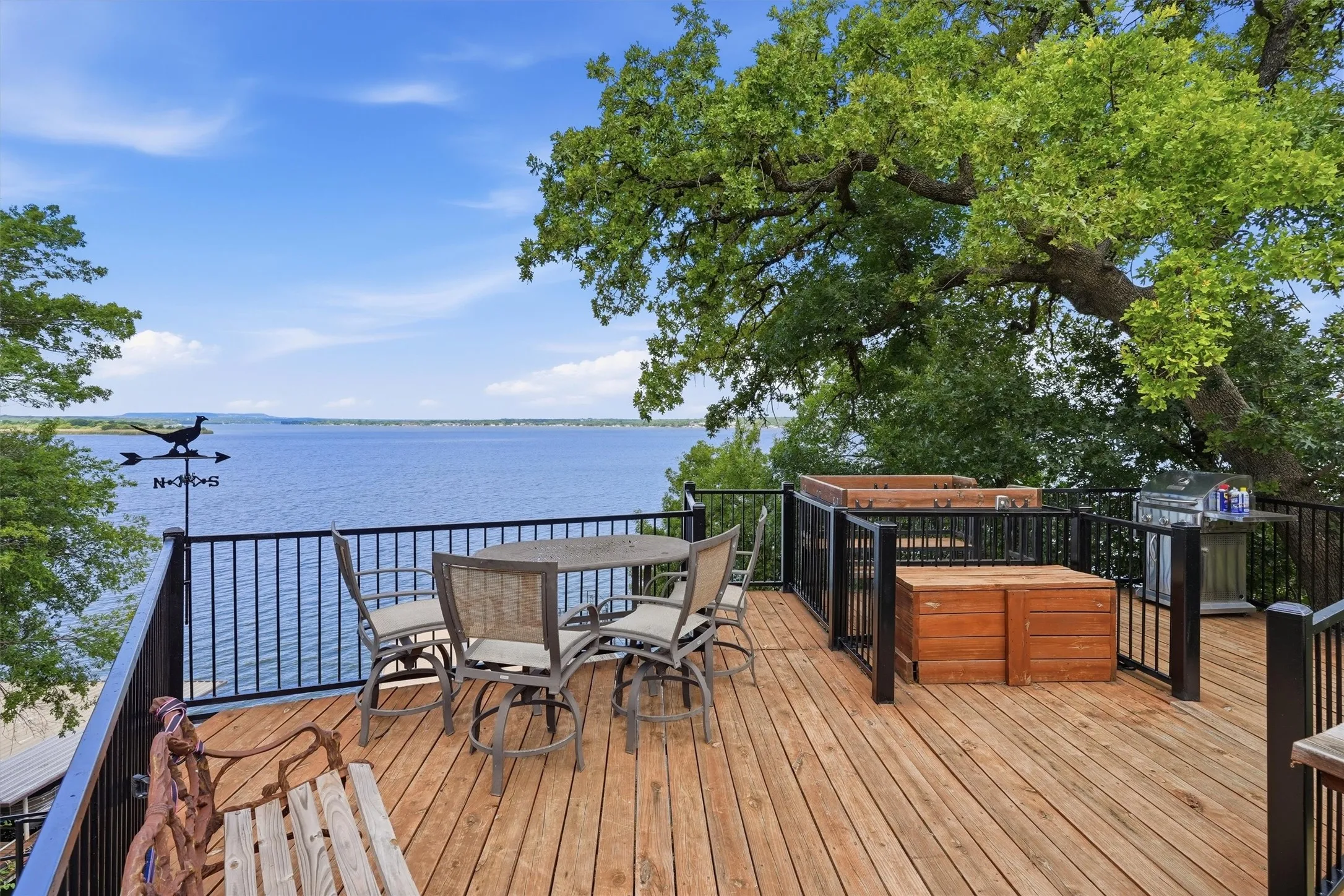 Single Family Residence For Sale in Hood County , 6426 Walters Bend Court, Granbury, Texas 76049, 4 Bedrooms, 3 Bathrooms, 2 Garage spaces, 3,151 Sqft, built in 1975, Price $1,395,000, mls#21305738, Real Estate Agent in Granbury, Homes For Sale in Hood county, Homes For Sale in Granbury, Realtor in Granbury Texas, Real Estate Brokerage Independent Realty Texas, Luminita Cordes Realtor