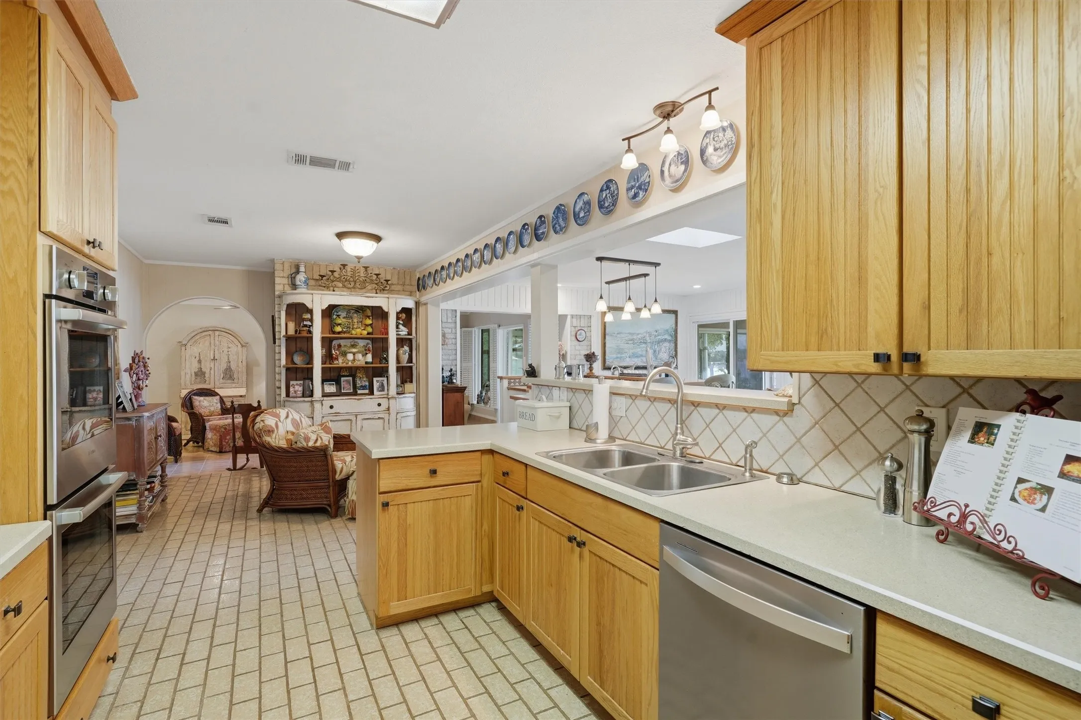 Single Family Residence For Sale in Hood County , 6426 Walters Bend Court, Granbury, Texas 76049, 4 Bedrooms, 3 Bathrooms, 2 Garage spaces, 3,151 Sqft, built in 1975, Price $1,395,000, mls#21305738, Real Estate Agent in Granbury, Homes For Sale in Hood county, Homes For Sale in Granbury, Realtor in Granbury Texas, Real Estate Brokerage Independent Realty Texas, Luminita Cordes Realtor