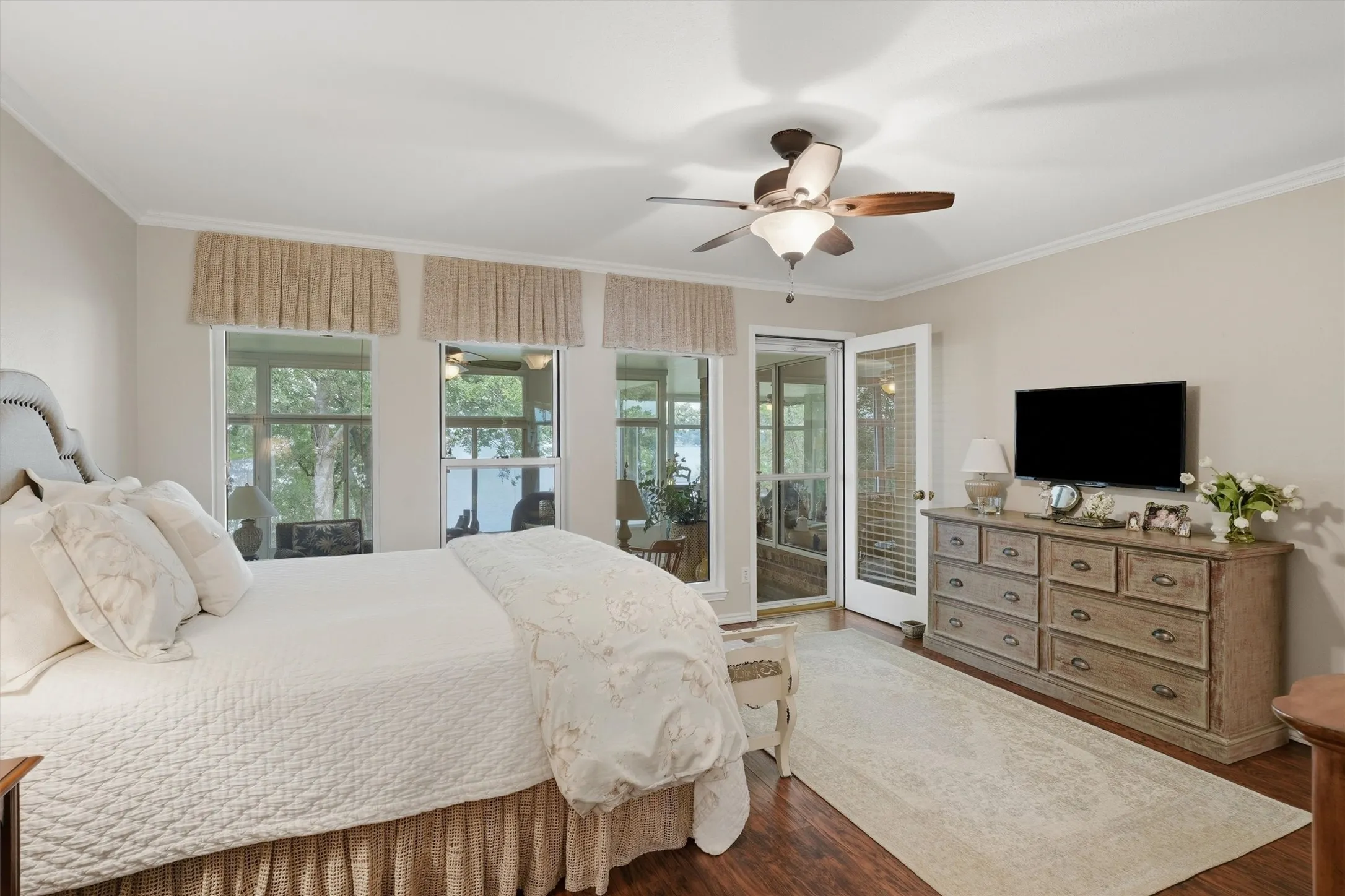 Single Family Residence For Sale in Hood County , 6426 Walters Bend Court, Granbury, Texas 76049, 4 Bedrooms, 3 Bathrooms, 2 Garage spaces, 3,151 Sqft, built in 1975, Price $1,395,000, mls#21305738, Real Estate Agent in Granbury, Homes For Sale in Hood county, Homes For Sale in Granbury, Realtor in Granbury Texas, Real Estate Brokerage Independent Realty Texas, Luminita Cordes Realtor