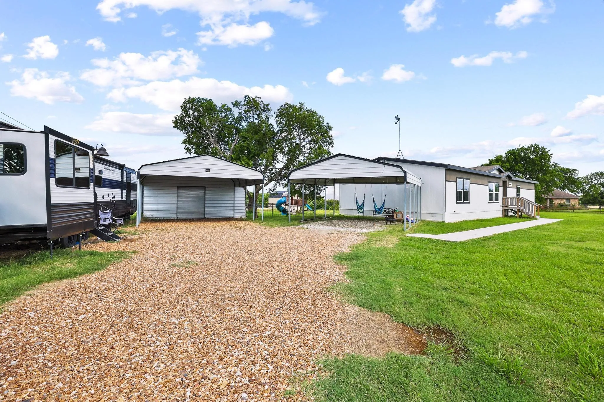 Mobile Home For Sale in Collin County , 10950 County Road 632, Blue Ridge, Texas 75424, 5 Bedroom, 3 Bathroom, Garage spaces, 2,220 Sqft, built in 2022, mls#21257461, Real Estate Agent in Blue Ridge, Homes For Sale in Collin county, Homes For Sale in Blue Ridge, Realtor in Blue Ridge Texas, Real Estate Brokerage Independent Realty Texas, Luminita Cordes Realtor