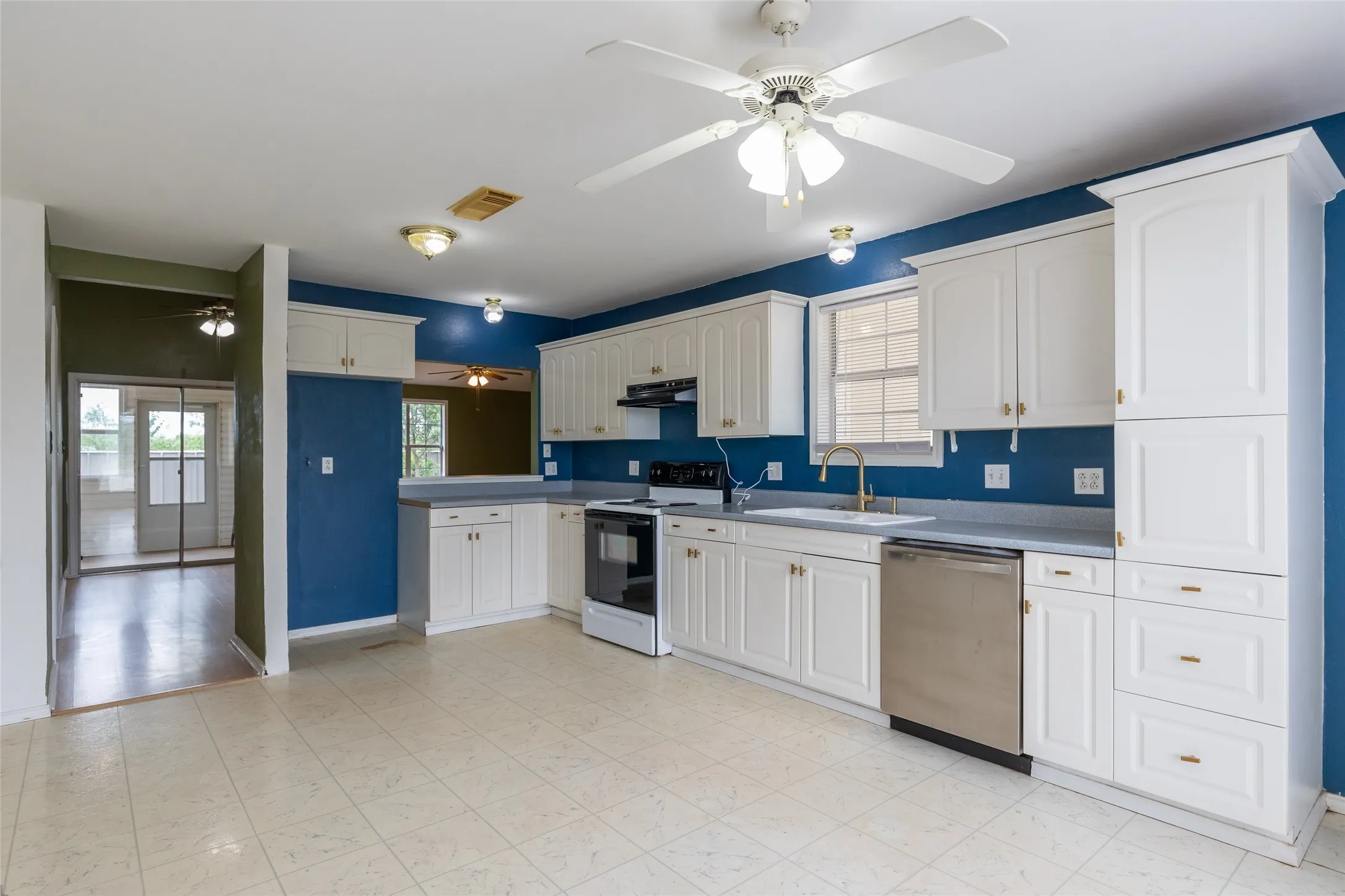 Single Family Residence For Sale in Taylor County , 1844 Fm 1750, Abilene, Texas 79602, 3 Bedroom, 2 Bathroom, 6 Garage spaces, 1,454 Sqft, built in 1999, mls#21308814, Real Estate Agent in Abilene, Homes For Sale in Taylor county, Homes For Sale in Abilene, Realtor in Abilene Texas, Real Estate Brokerage Independent Realty Texas, Luminita Cordes Realtor