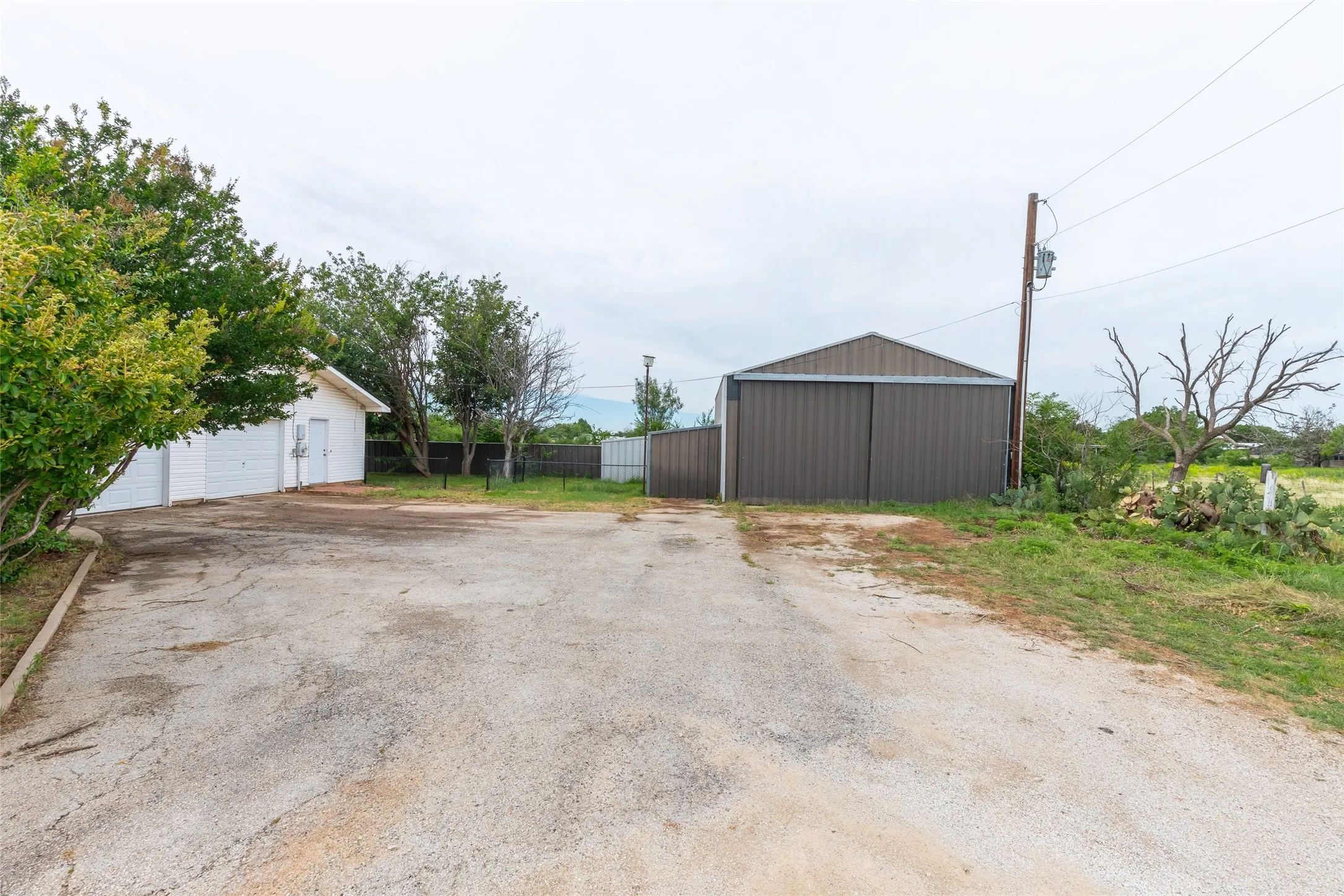 Single Family Residence For Sale in Taylor County , 1844 Fm 1750, Abilene, Texas 79602, 3 Bedroom, 2 Bathroom, 6 Garage spaces, 1,454 Sqft, built in 1999, mls#21308814, Real Estate Agent in Abilene, Homes For Sale in Taylor county, Homes For Sale in Abilene, Realtor in Abilene Texas, Real Estate Brokerage Independent Realty Texas, Luminita Cordes Realtor