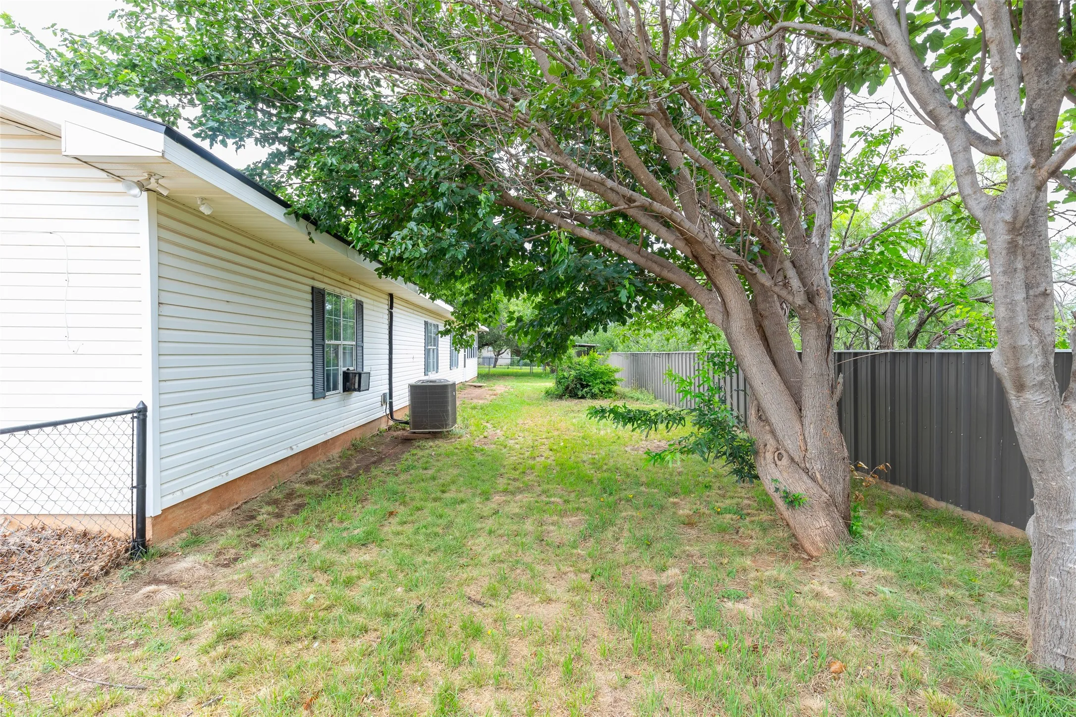 Single Family Residence For Sale in Taylor County , 1844 Fm 1750, Abilene, Texas 79602, 3 Bedroom, 2 Bathroom, 6 Garage spaces, 1,454 Sqft, built in 1999, mls#21308814, Real Estate Agent in Abilene, Homes For Sale in Taylor county, Homes For Sale in Abilene, Realtor in Abilene Texas, Real Estate Brokerage Independent Realty Texas, Luminita Cordes Realtor