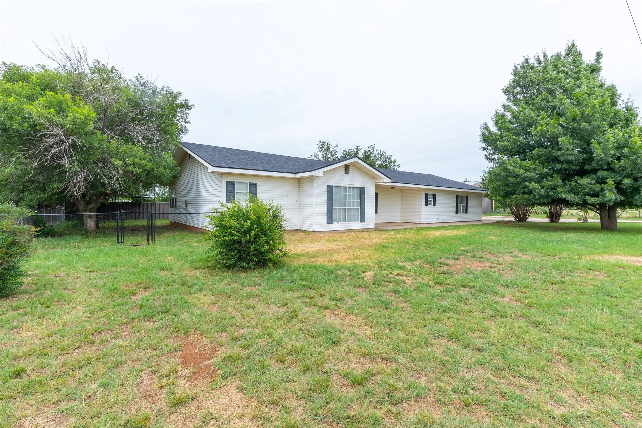 Single Family Residence For Sale in Taylor County , 1844 Fm 1750, Abilene, Texas 79602, 3 Bedroom, 2 Bathroom, 6 Garage spaces, 1,454 Sqft, built in 1999, mls#21308814, Real Estate Agent in Abilene, Homes For Sale in Taylor county, Homes For Sale in Abilene, Realtor in Abilene Texas, Real Estate Brokerage Independent Realty Texas, Luminita Cordes Realtor