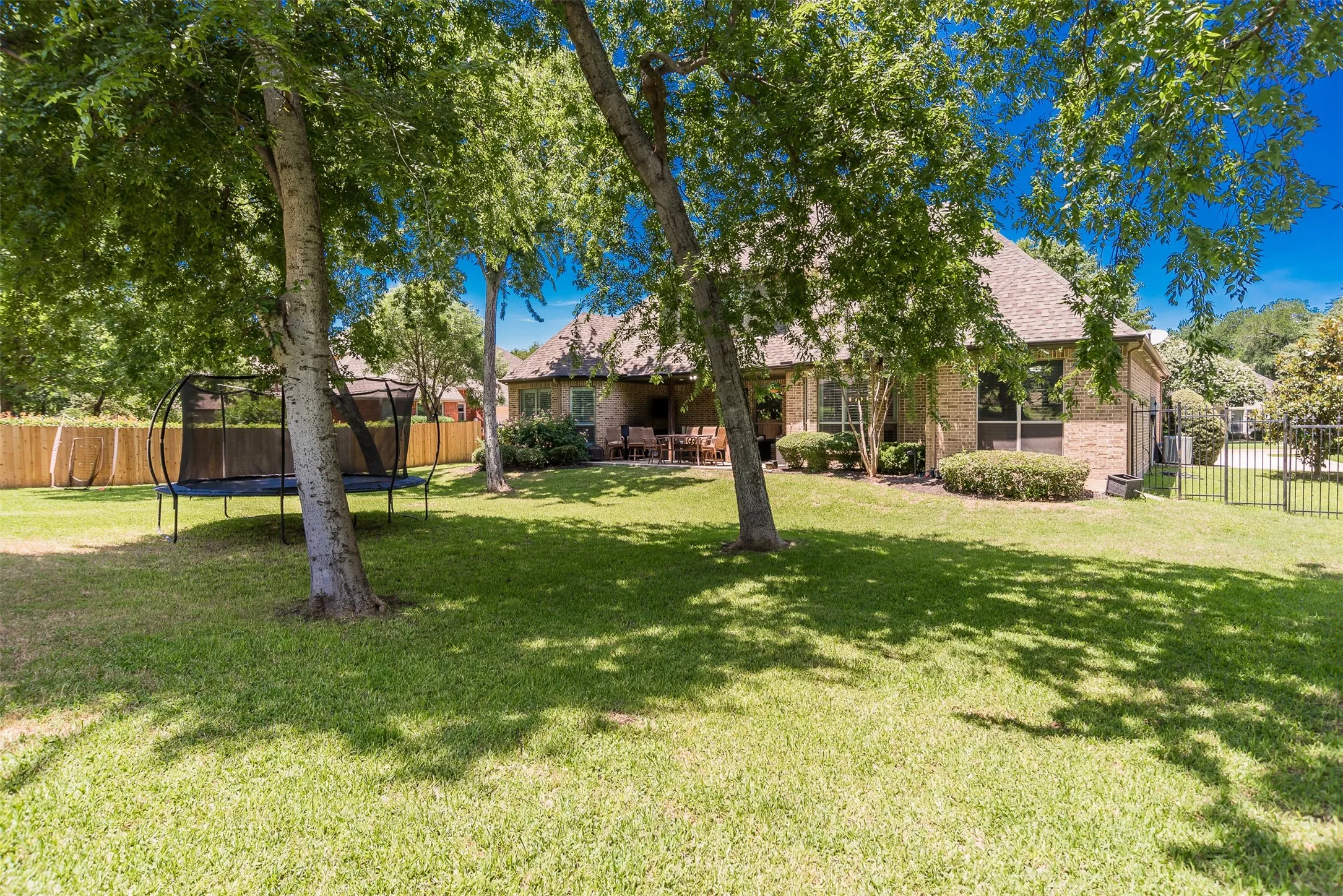 Single Family Residence For Sale in Tarrant County , 6208 Riverview Circle, Fort Worth, Texas 76112, 4 Bedroom, 3 Bathroom, 3 Garage spaces, 4,200 Sqft, built in 2005, mls#21309345, Real Estate Agent in Fort Worth, Homes For Sale in Tarrant county, Homes For Sale in Fort Worth, Realtor in Fort Worth Texas, Real Estate Brokerage Independent Realty Texas, Luminita Cordes Realtor