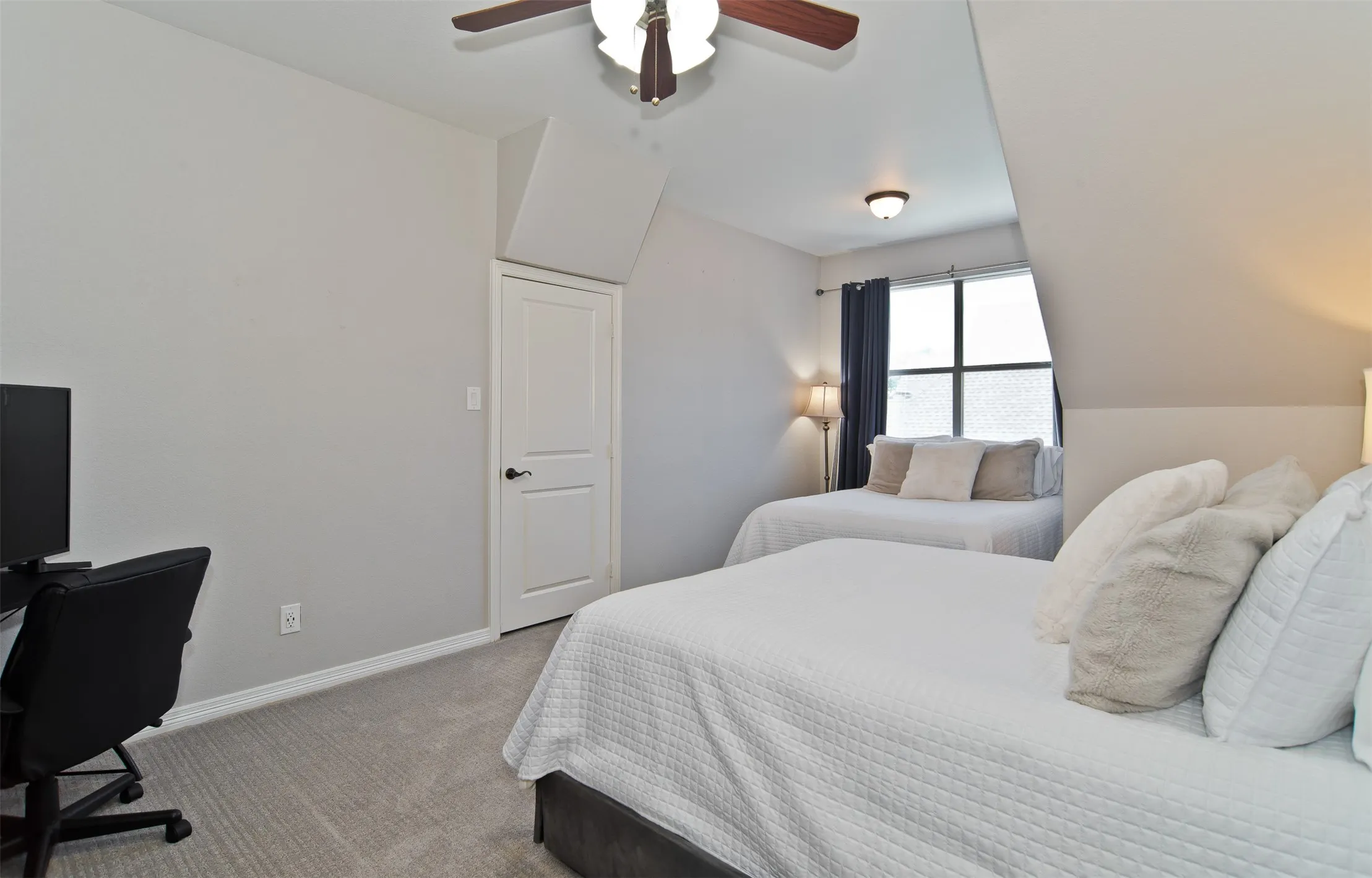 Single Family Residence For Sale in Tarrant County , 6208 Riverview Circle, Fort Worth, Texas 76112, 4 Bedroom, 3 Bathroom, 3 Garage spaces, 4,200 Sqft, built in 2005, mls#21309345, Real Estate Agent in Fort Worth, Homes For Sale in Tarrant county, Homes For Sale in Fort Worth, Realtor in Fort Worth Texas, Real Estate Brokerage Independent Realty Texas, Luminita Cordes Realtor