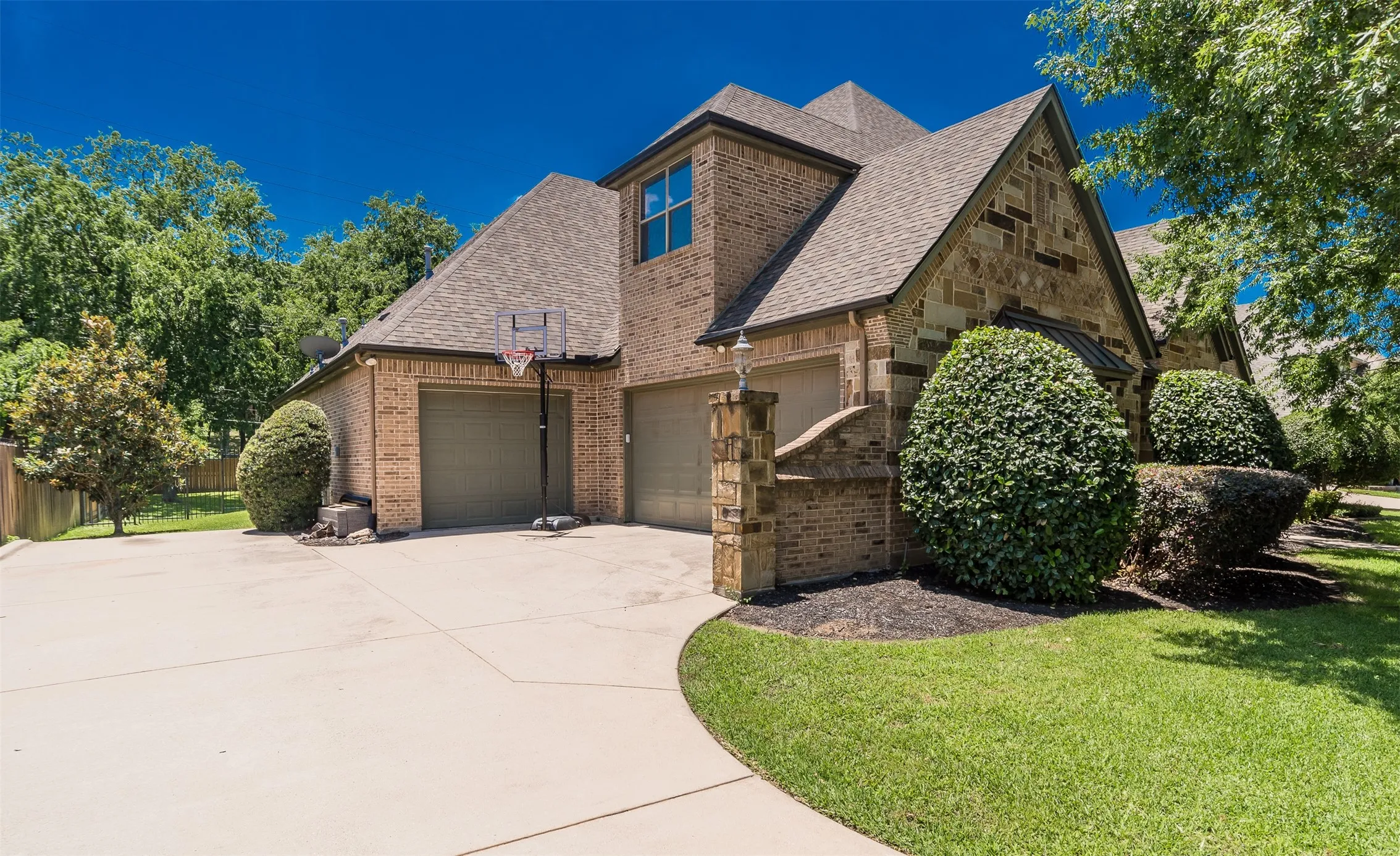 Single Family Residence For Sale in Tarrant County , 6208 Riverview Circle, Fort Worth, Texas 76112, 4 Bedroom, 3 Bathroom, 3 Garage spaces, 4,200 Sqft, built in 2005, mls#21309345, Real Estate Agent in Fort Worth, Homes For Sale in Tarrant county, Homes For Sale in Fort Worth, Realtor in Fort Worth Texas, Real Estate Brokerage Independent Realty Texas, Luminita Cordes Realtor