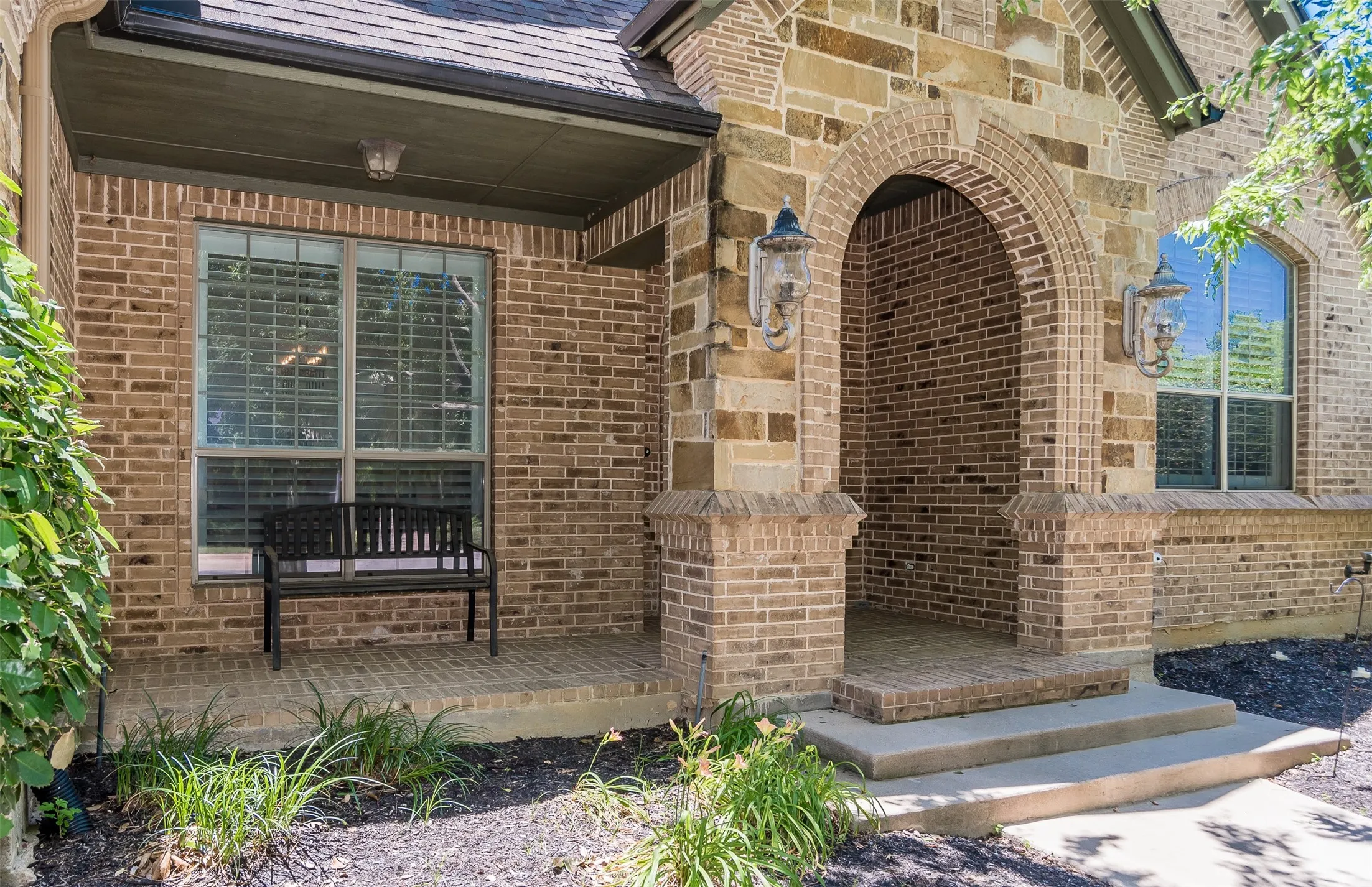 Single Family Residence For Sale in Tarrant County , 6208 Riverview Circle, Fort Worth, Texas 76112, 4 Bedroom, 3 Bathroom, 3 Garage spaces, 4,200 Sqft, built in 2005, mls#21309345, Real Estate Agent in Fort Worth, Homes For Sale in Tarrant county, Homes For Sale in Fort Worth, Realtor in Fort Worth Texas, Real Estate Brokerage Independent Realty Texas, Luminita Cordes Realtor