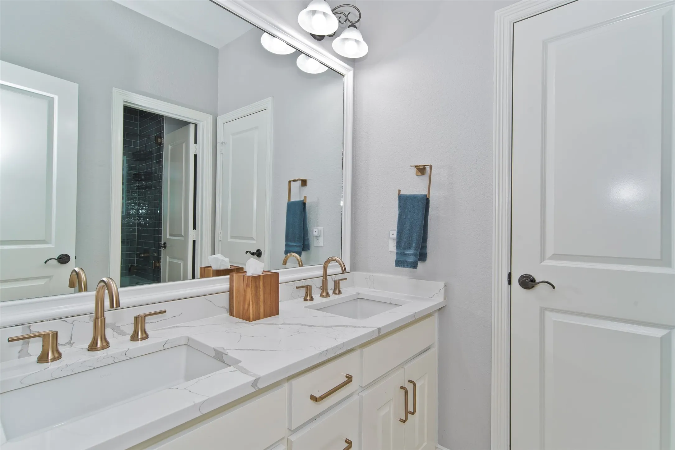 Single Family Residence For Sale in Tarrant County , 6208 Riverview Circle, Fort Worth, Texas 76112, 4 Bedroom, 3 Bathroom, 3 Garage spaces, 4,200 Sqft, built in 2005, mls#21309345, Real Estate Agent in Fort Worth, Homes For Sale in Tarrant county, Homes For Sale in Fort Worth, Realtor in Fort Worth Texas, Real Estate Brokerage Independent Realty Texas, Luminita Cordes Realtor