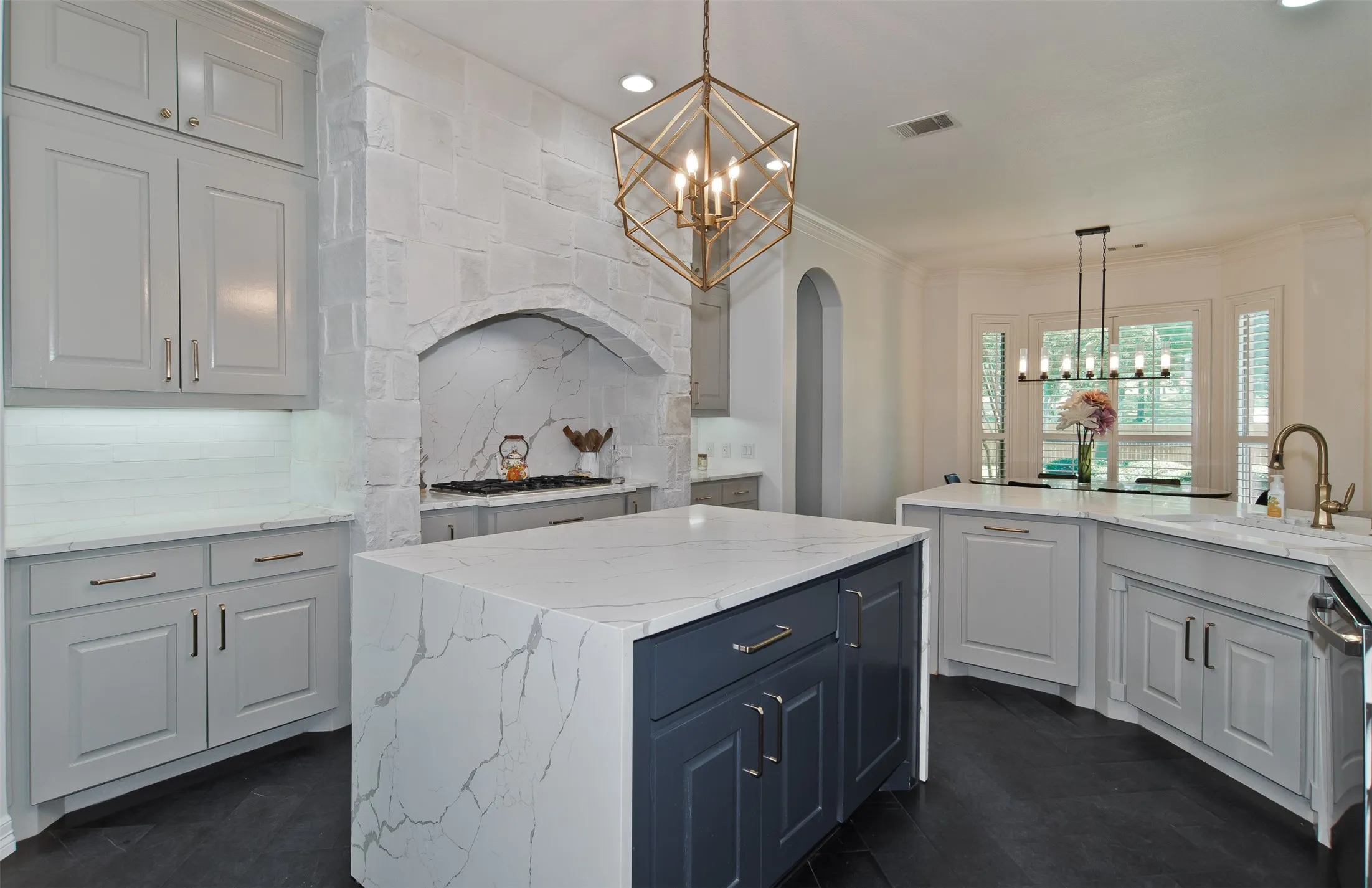 Single Family Residence For Sale in Tarrant County , 6208 Riverview Circle, Fort Worth, Texas 76112, 4 Bedroom, 3 Bathroom, 3 Garage spaces, 4,200 Sqft, built in 2005, mls#21309345, Real Estate Agent in Fort Worth, Homes For Sale in Tarrant county, Homes For Sale in Fort Worth, Realtor in Fort Worth Texas, Real Estate Brokerage Independent Realty Texas, Luminita Cordes Realtor