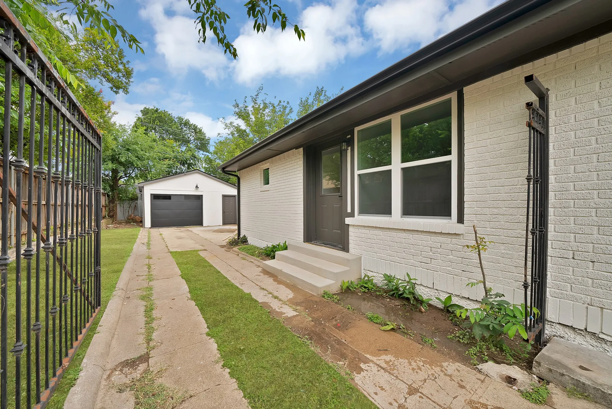 Single Family Residence For Sale in Dallas County , 2742 Burlington Boulevard, Dallas, Texas 75211, 3 Bedroom, 2 Bathroom, 2 Garage spaces, 1,603 Sqft, built in 1926, mls#21309439, Real Estate Agent in Dallas, Homes For Sale in Dallas county, Homes For Sale in Dallas, Realtor in Dallas Texas, Real Estate Brokerage Independent Realty Texas, Luminita Cordes Realtor