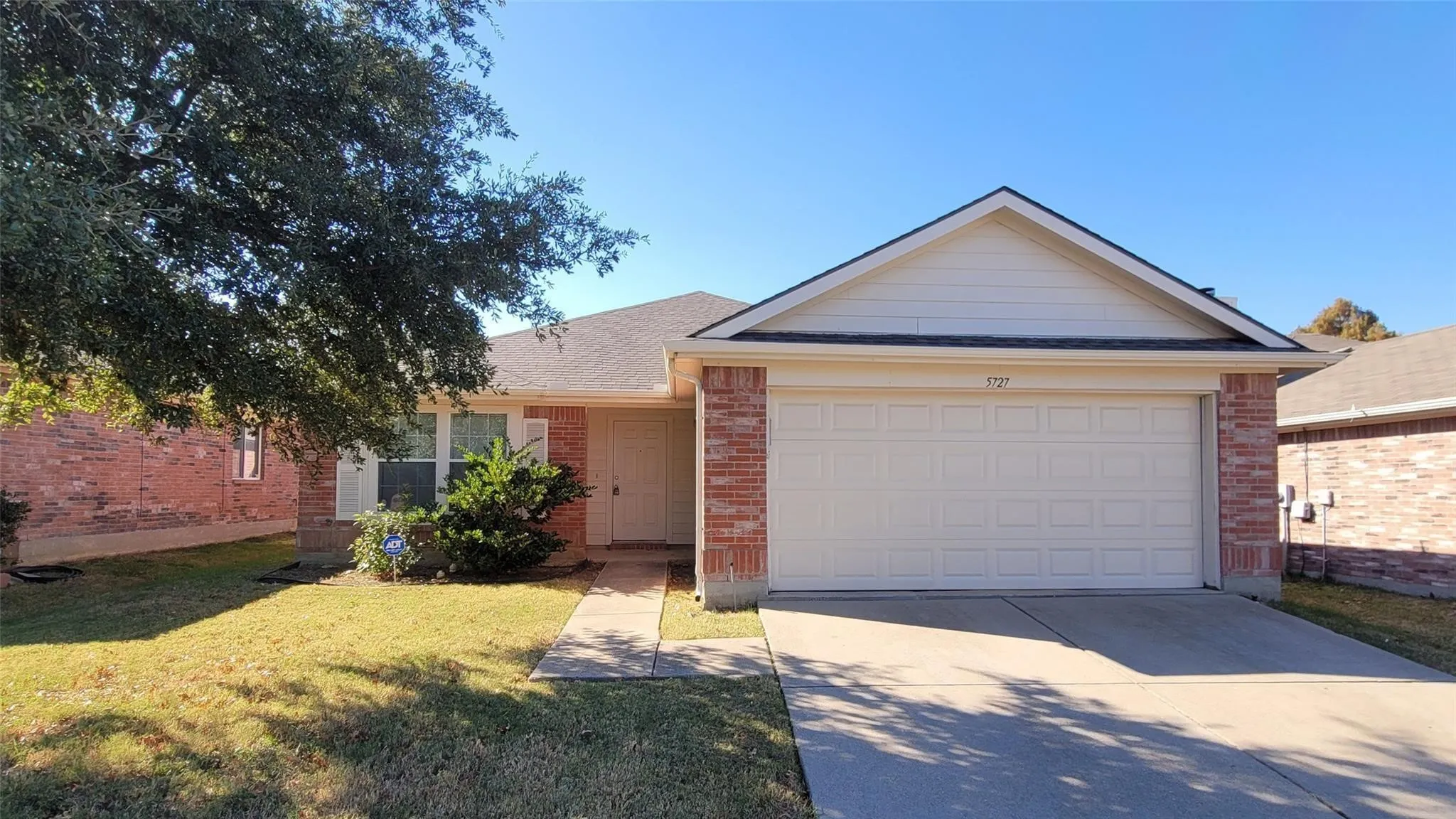 Single Family Residence For Rent in Dallas County , 5727 Hunters Bend Lane, Dallas, Texas 75249, 3 Bedroom, 2 Bathroom, 2 Garage spaces, 1,736 Sqft, built in 2003, mls#21307765, Real Estate Agent in Dallas, Homes For Rent in Dallas county, Homes For Rent in Dallas, Realtor in Dallas Texas, Real Estate Brokerage Independent Realty Texas, Luminita Cordes Realtor