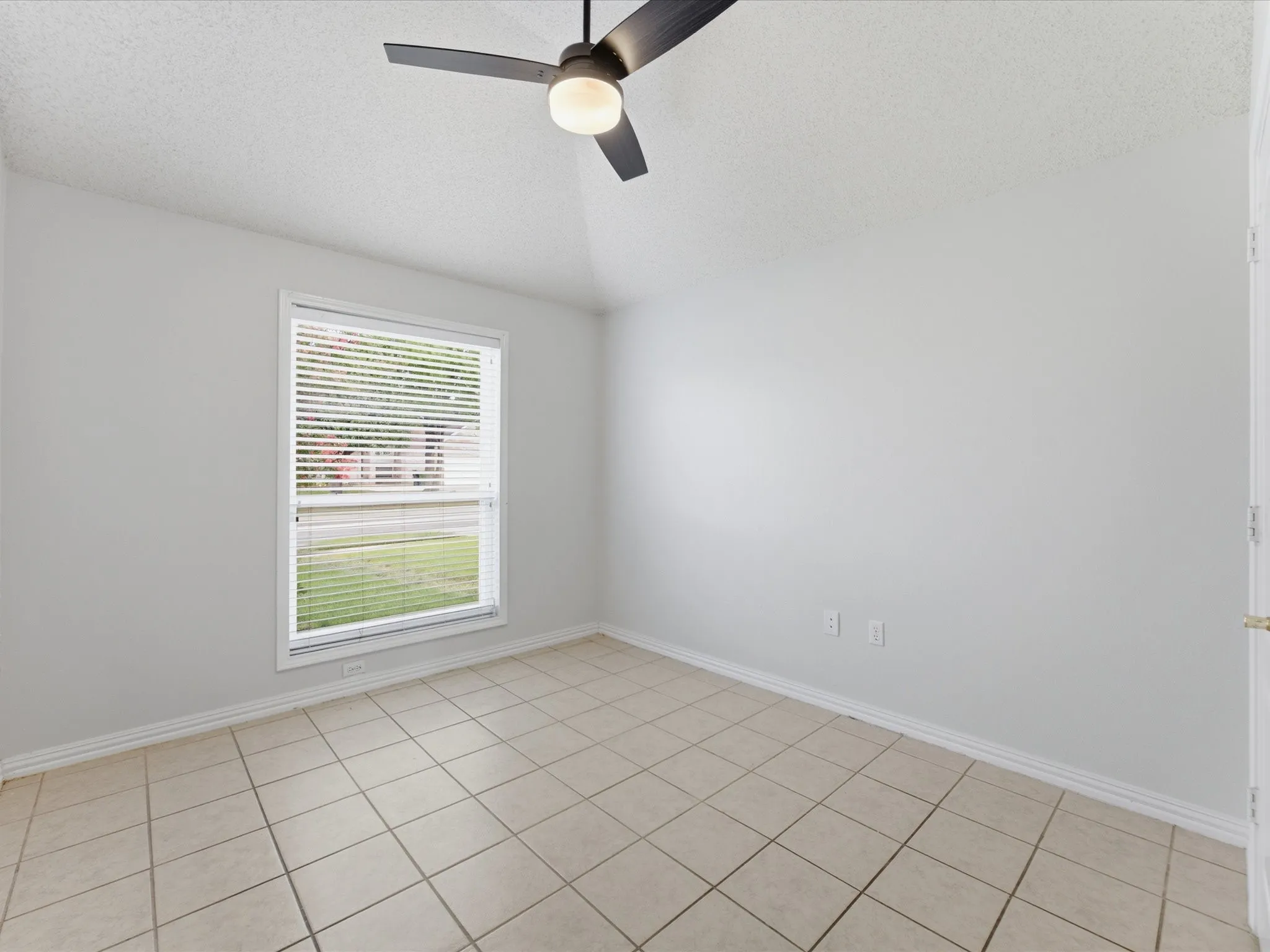 Neutral wall paint complemented by a ceiling fan with integrated lighting
