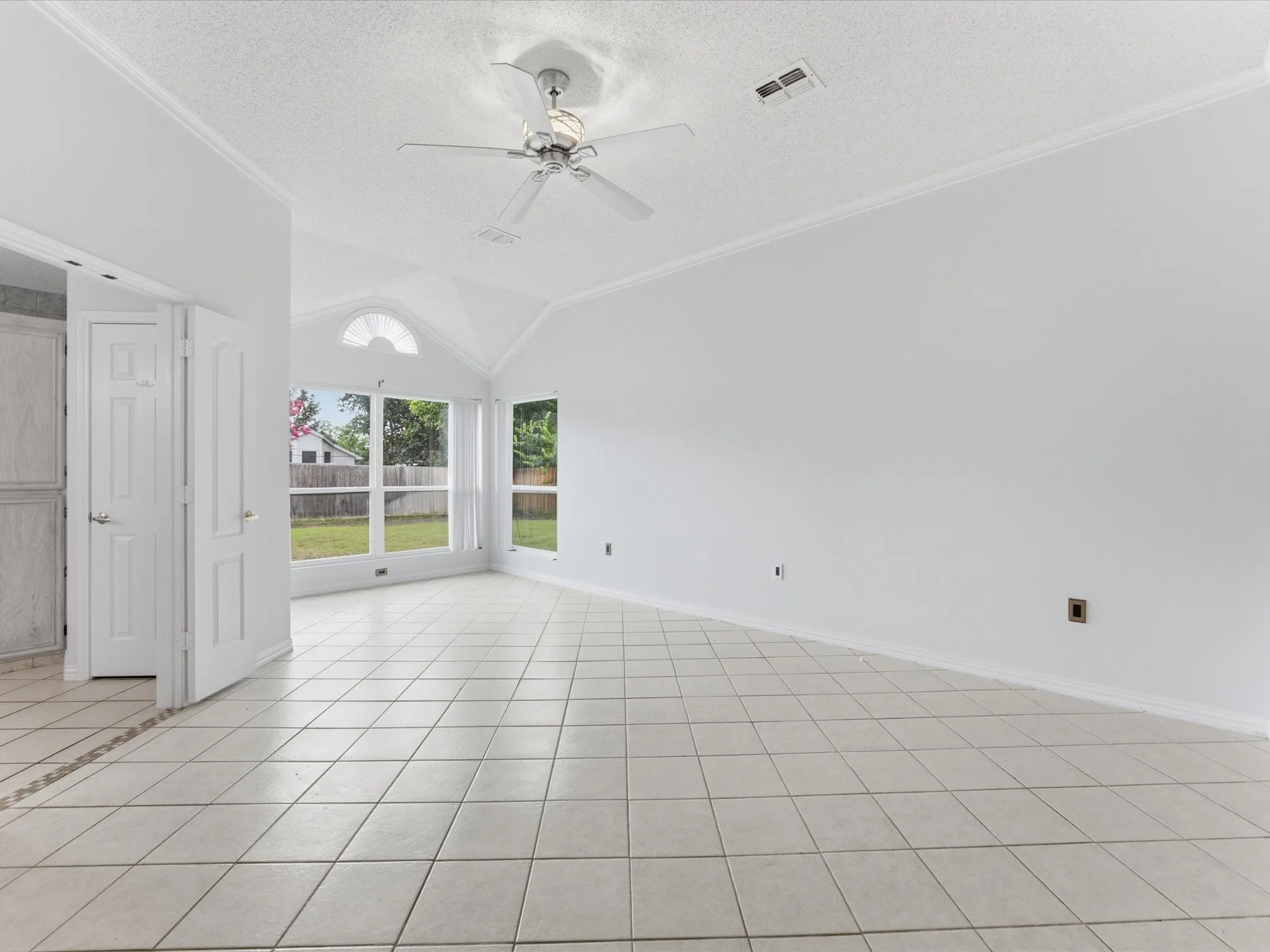 Single Family Residence For Sale in Tarrant County , 7609 Albany Lane, Arlington, Texas 76002, 3 Bedroom, 2 Bathroom, 2 Garage spaces, 1,733 Sqft, built in 1996, mls#21308185, Real Estate Agent in Arlington, Homes For Sale in Tarrant county, Homes For Sale in Arlington, Realtor in Arlington Texas, Real Estate Brokerage Independent Realty Texas, Luminita Cordes Realtor