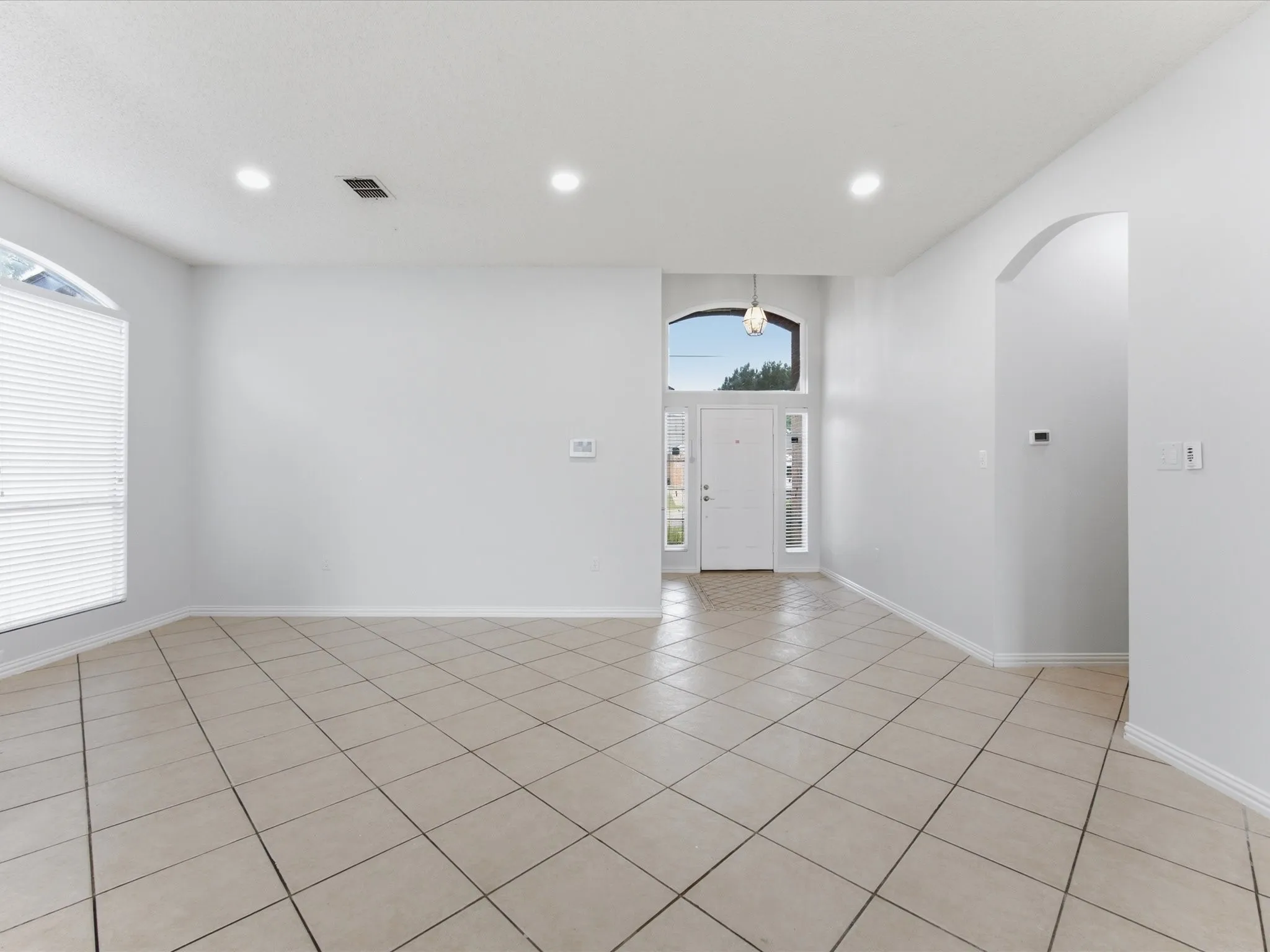 Single Family Residence For Sale in Tarrant County , 7609 Albany Lane, Arlington, Texas 76002, 3 Bedroom, 2 Bathroom, 2 Garage spaces, 1,733 Sqft, built in 1996, mls#21308185, Real Estate Agent in Arlington, Homes For Sale in Tarrant county, Homes For Sale in Arlington, Realtor in Arlington Texas, Real Estate Brokerage Independent Realty Texas, Luminita Cordes Realtor