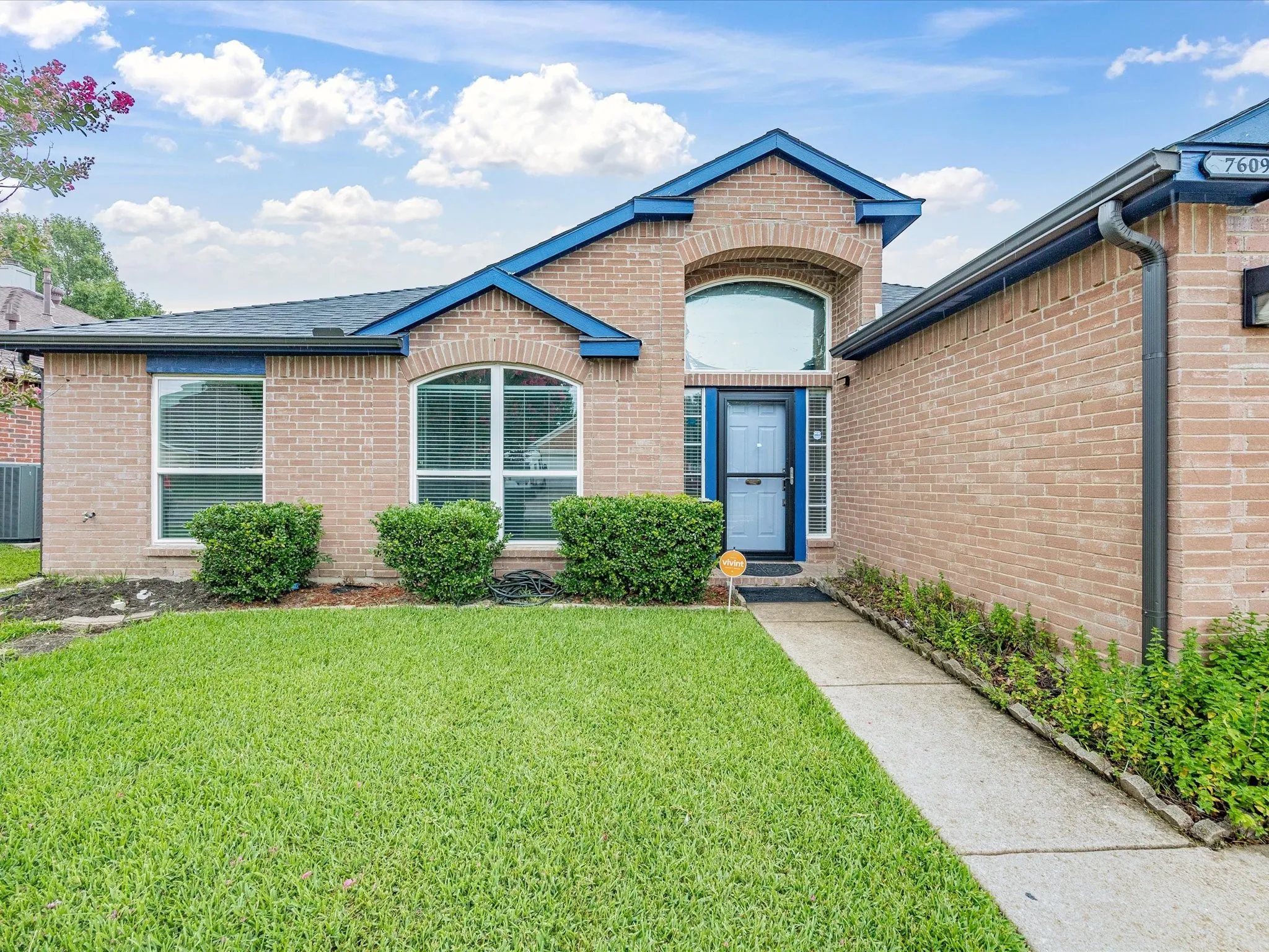 Single Family Residence For Sale in Tarrant County , 7609 Albany Lane, Arlington, Texas 76002, 3 Bedroom, 2 Bathroom, 2 Garage spaces, 1,733 Sqft, built in 1996, mls#21308185, Real Estate Agent in Arlington, Homes For Sale in Tarrant county, Homes For Sale in Arlington, Realtor in Arlington Texas, Real Estate Brokerage Independent Realty Texas, Luminita Cordes Realtor