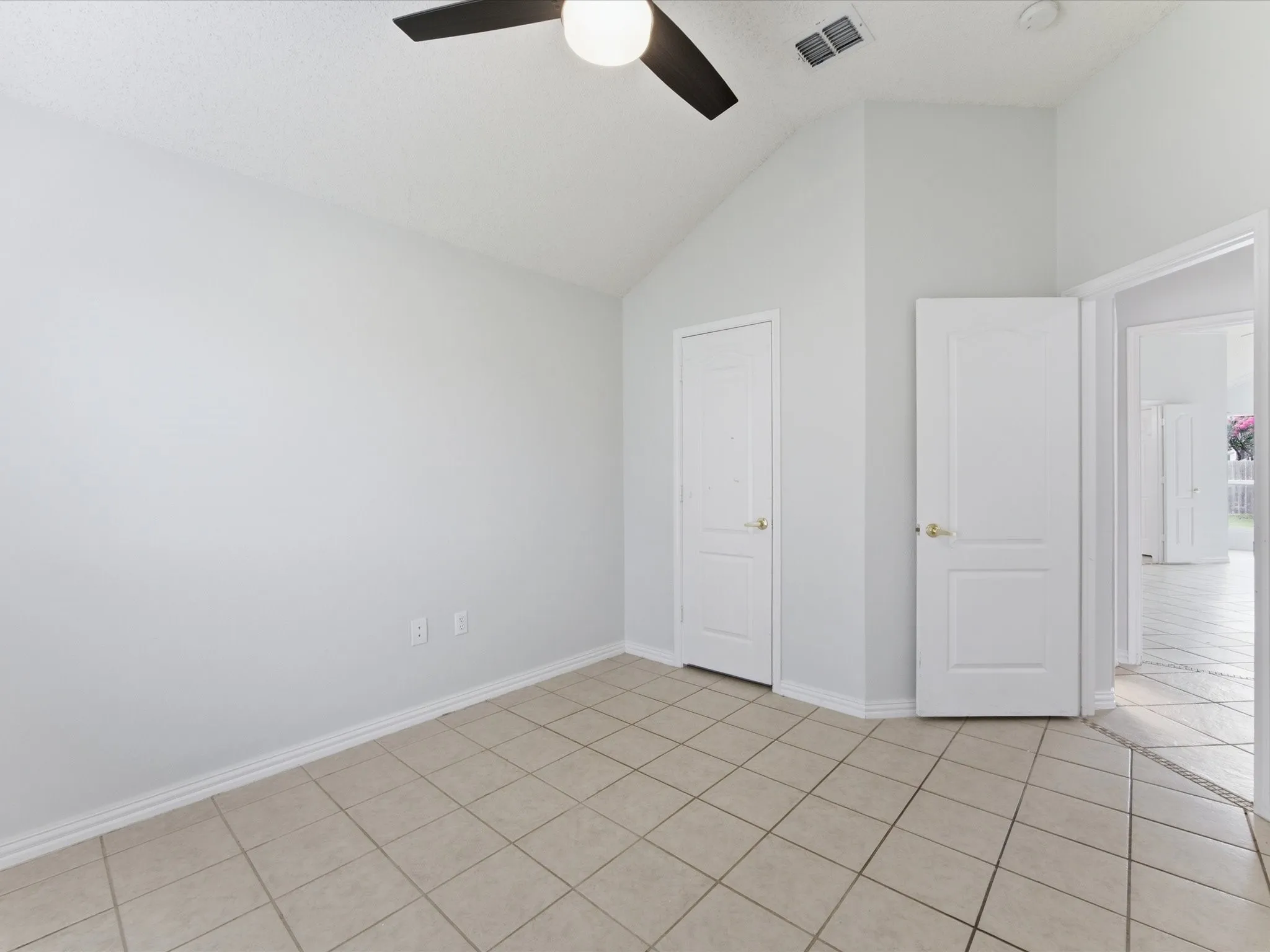 Single Family Residence For Sale in Tarrant County , 7609 Albany Lane, Arlington, Texas 76002, 3 Bedroom, 2 Bathroom, 2 Garage spaces, 1,733 Sqft, built in 1996, mls#21308185, Real Estate Agent in Arlington, Homes For Sale in Tarrant county, Homes For Sale in Arlington, Realtor in Arlington Texas, Real Estate Brokerage Independent Realty Texas, Luminita Cordes Realtor