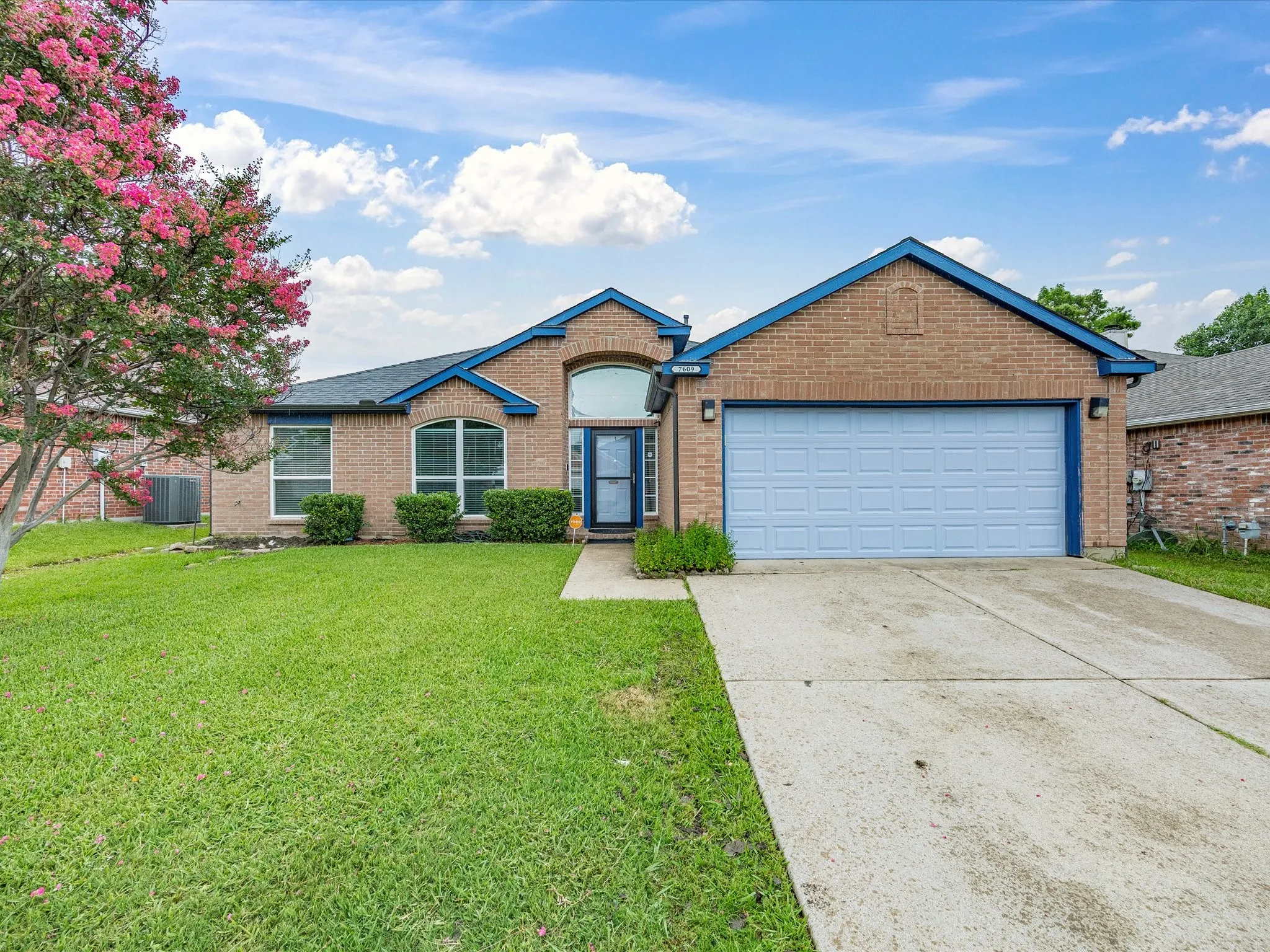Single Family Residence For Sale in Tarrant County , 7609 Albany Lane, Arlington, Texas 76002, 3 Bedroom, 2 Bathroom, 2 Garage spaces, 1,733 Sqft, built in 1996, mls#21308185, Real Estate Agent in Arlington, Homes For Sale in Tarrant county, Homes For Sale in Arlington, Realtor in Arlington Texas, Real Estate Brokerage Independent Realty Texas, Luminita Cordes Realtor