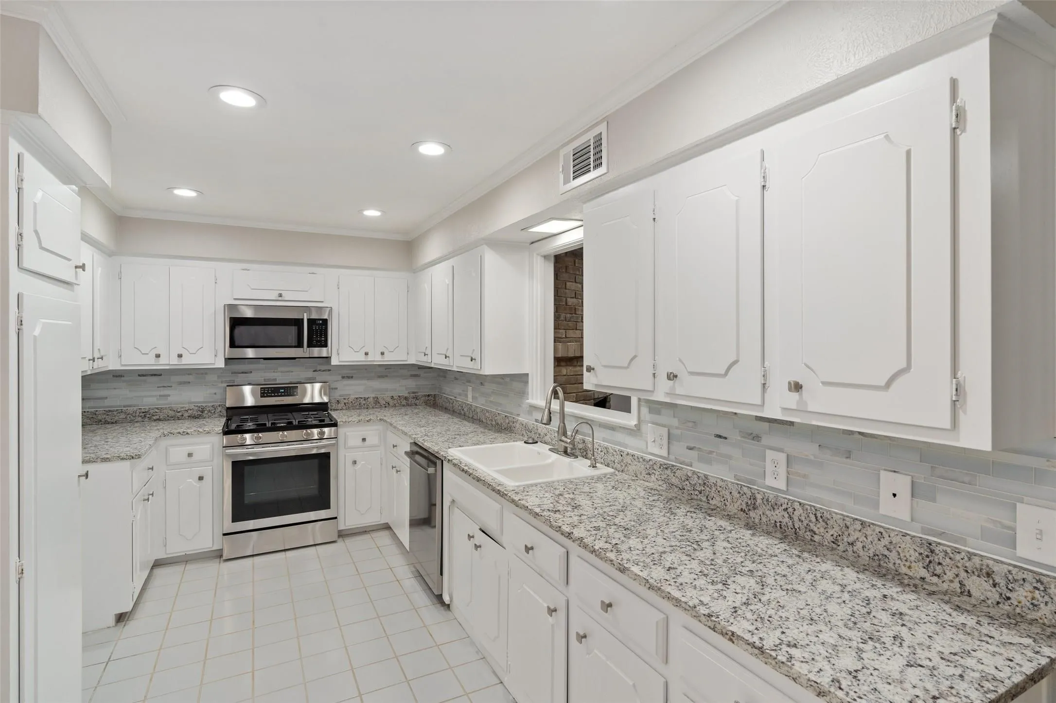 Granite counter tops, tons of storage cabinets and a gas stovetop.
