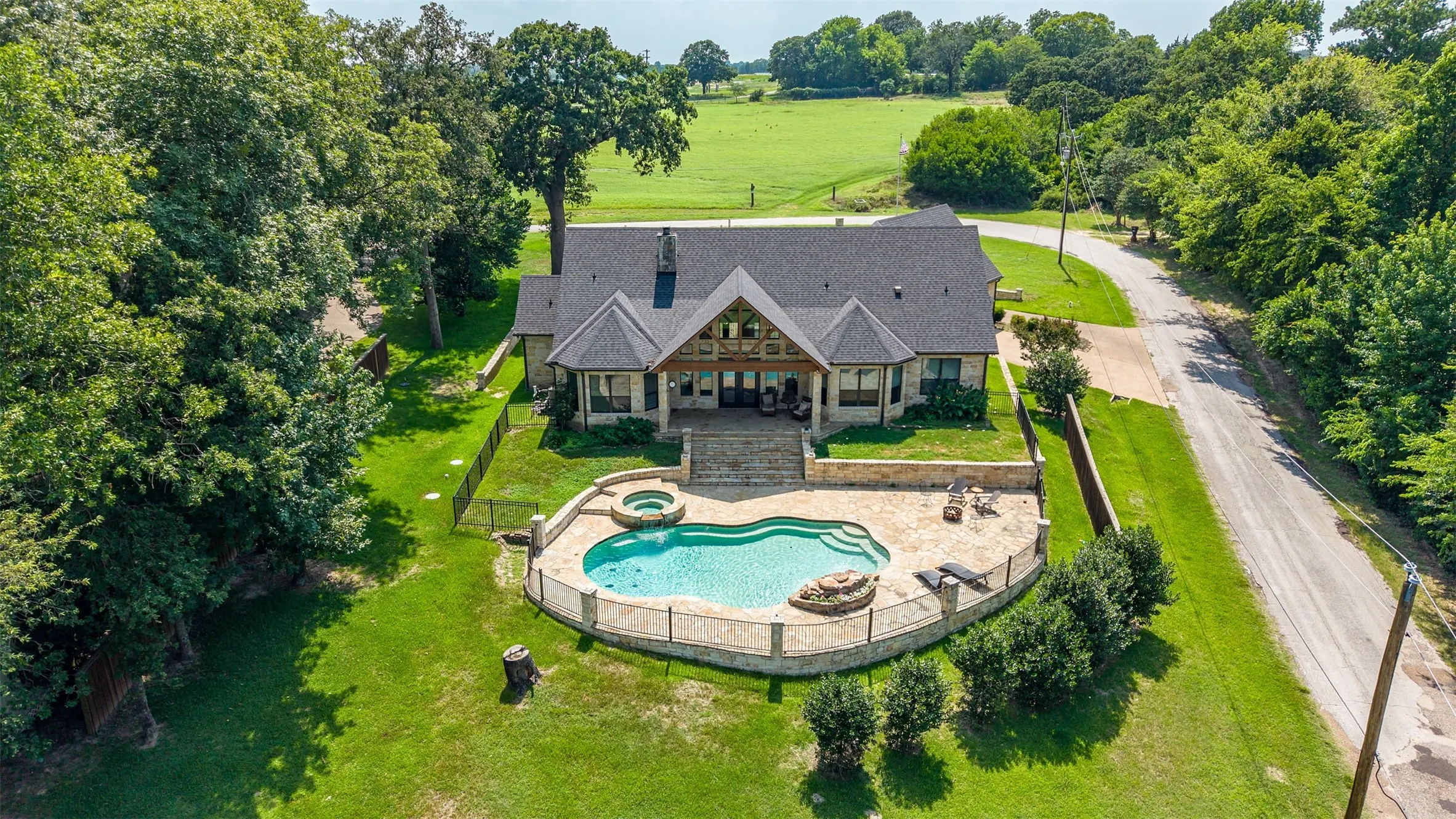Single Family Residence For Sale in Henderson County , 6414 Dorsey Drive, Athens, Texas 75752, 3 Bedroom, 3 Bathroom, 2 Garage spaces, 3,100 Sqft, built in 2010, mls#21309482, Real Estate Agent in Athens, Homes For Sale in Henderson county, Homes For Sale in Athens, Realtor in Athens Texas, Real Estate Brokerage Independent Realty Texas, Luminita Cordes Realtor