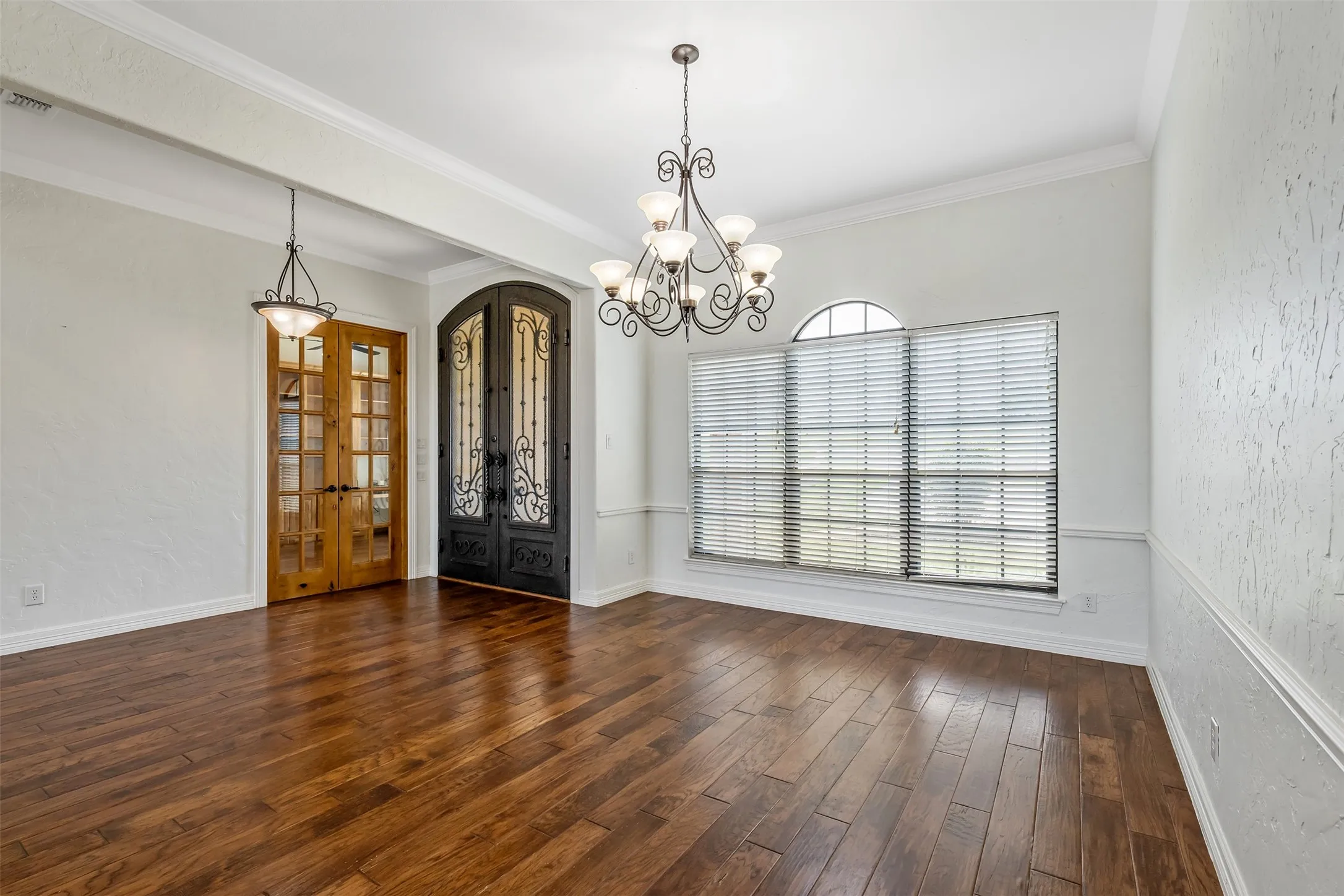 Single Family Residence For Sale in Henderson County , 6414 Dorsey Drive, Athens, Texas 75752, 3 Bedroom, 3 Bathroom, 2 Garage spaces, 3,100 Sqft, built in 2010, mls#21309482, Real Estate Agent in Athens, Homes For Sale in Henderson county, Homes For Sale in Athens, Realtor in Athens Texas, Real Estate Brokerage Independent Realty Texas, Luminita Cordes Realtor
