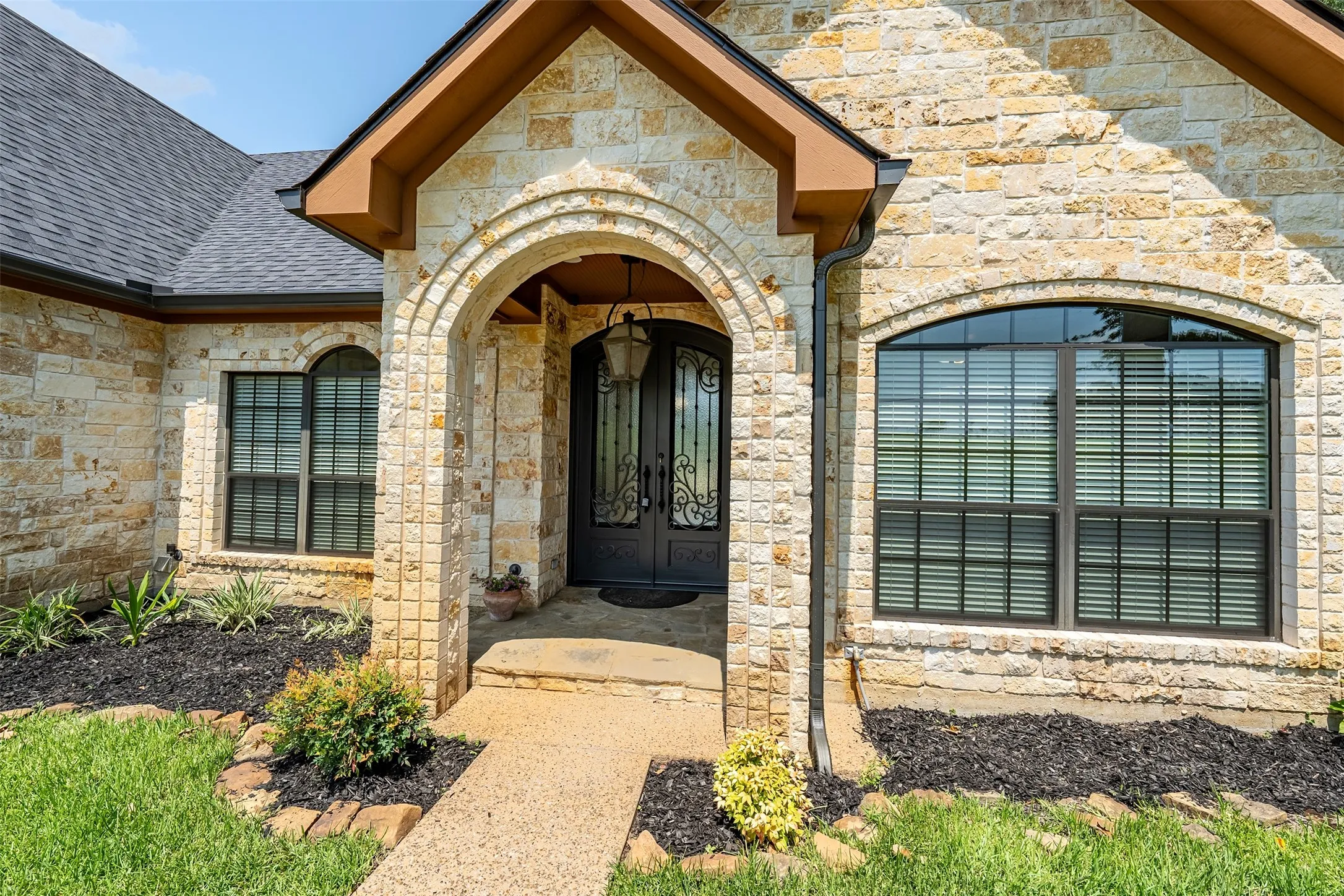 Single Family Residence For Sale in Henderson County , 6414 Dorsey Drive, Athens, Texas 75752, 3 Bedroom, 3 Bathroom, 2 Garage spaces, 3,100 Sqft, built in 2010, mls#21309482, Real Estate Agent in Athens, Homes For Sale in Henderson county, Homes For Sale in Athens, Realtor in Athens Texas, Real Estate Brokerage Independent Realty Texas, Luminita Cordes Realtor