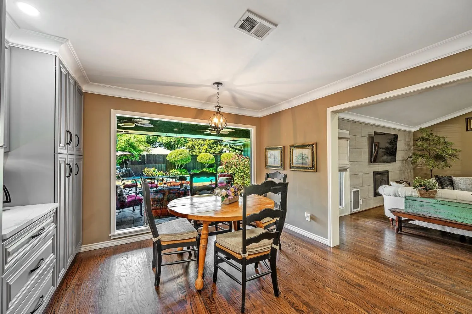 Single Family Residence For Sale in Dallas County , 7240 Hunters Ridge, Dallas, Texas 75248, 5 Bedrooms, 3 Bathrooms, 2 Garage spaces, 2,633 Sqft, built in 1972, Price $955,000, mls#21309484, Real Estate Agent in Dallas, Homes For Sale in Dallas county, Homes For Sale in Dallas, Realtor in Dallas Texas, Real Estate Brokerage Independent Realty Texas, Luminita Cordes Realtor