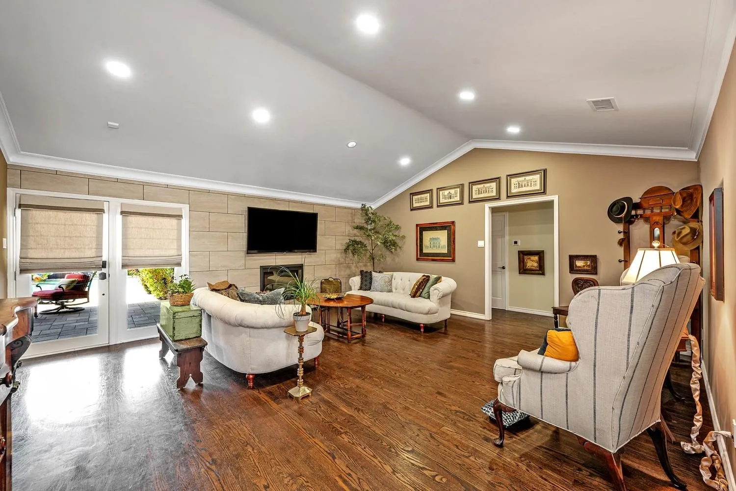 Single Family Residence For Sale in Dallas County , 7240 Hunters Ridge, Dallas, Texas 75248, 5 Bedrooms, 3 Bathrooms, 2 Garage spaces, 2,633 Sqft, built in 1972, Price $955,000, mls#21309484, Real Estate Agent in Dallas, Homes For Sale in Dallas county, Homes For Sale in Dallas, Realtor in Dallas Texas, Real Estate Brokerage Independent Realty Texas, Luminita Cordes Realtor