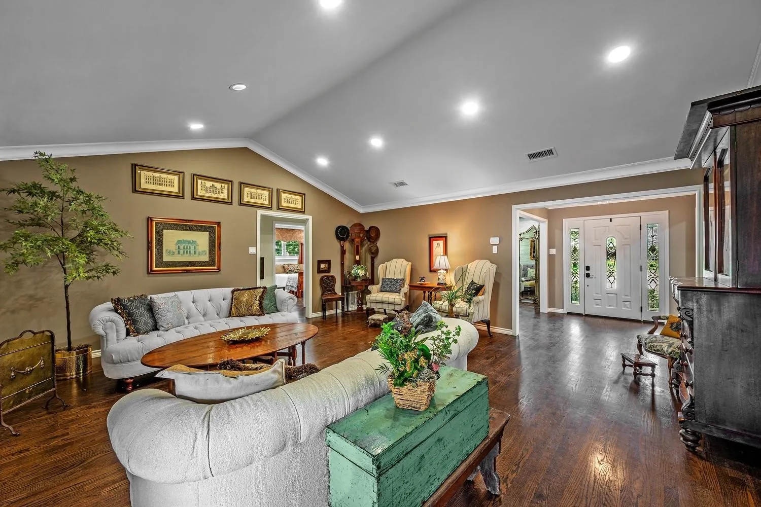 Single Family Residence For Sale in Dallas County , 7240 Hunters Ridge, Dallas, Texas 75248, 5 Bedrooms, 3 Bathrooms, 2 Garage spaces, 2,633 Sqft, built in 1972, Price $955,000, mls#21309484, Real Estate Agent in Dallas, Homes For Sale in Dallas county, Homes For Sale in Dallas, Realtor in Dallas Texas, Real Estate Brokerage Independent Realty Texas, Luminita Cordes Realtor