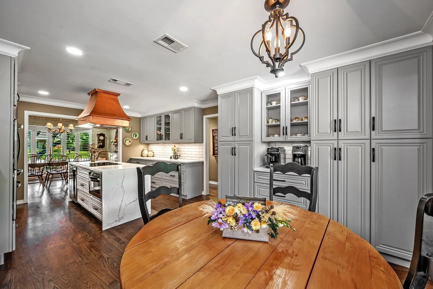 Single Family Residence For Sale in Dallas County , 7240 Hunters Ridge, Dallas, Texas 75248, 5 Bedrooms, 3 Bathrooms, 2 Garage spaces, 2,633 Sqft, built in 1972, Price $955,000, mls#21309484, Real Estate Agent in Dallas, Homes For Sale in Dallas county, Homes For Sale in Dallas, Realtor in Dallas Texas, Real Estate Brokerage Independent Realty Texas, Luminita Cordes Realtor