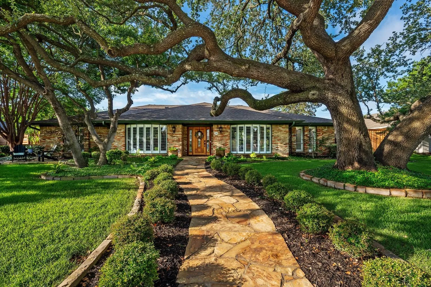 Single Family Residence For Sale in Dallas County , 7240 Hunters Ridge, Dallas, Texas 75248, 5 Bedrooms, 3 Bathrooms, 2 Garage spaces, 2,633 Sqft, built in 1972, Price $955,000, mls#21309484, Real Estate Agent in Dallas, Homes For Sale in Dallas county, Homes For Sale in Dallas, Realtor in Dallas Texas, Real Estate Brokerage Independent Realty Texas, Luminita Cordes Realtor