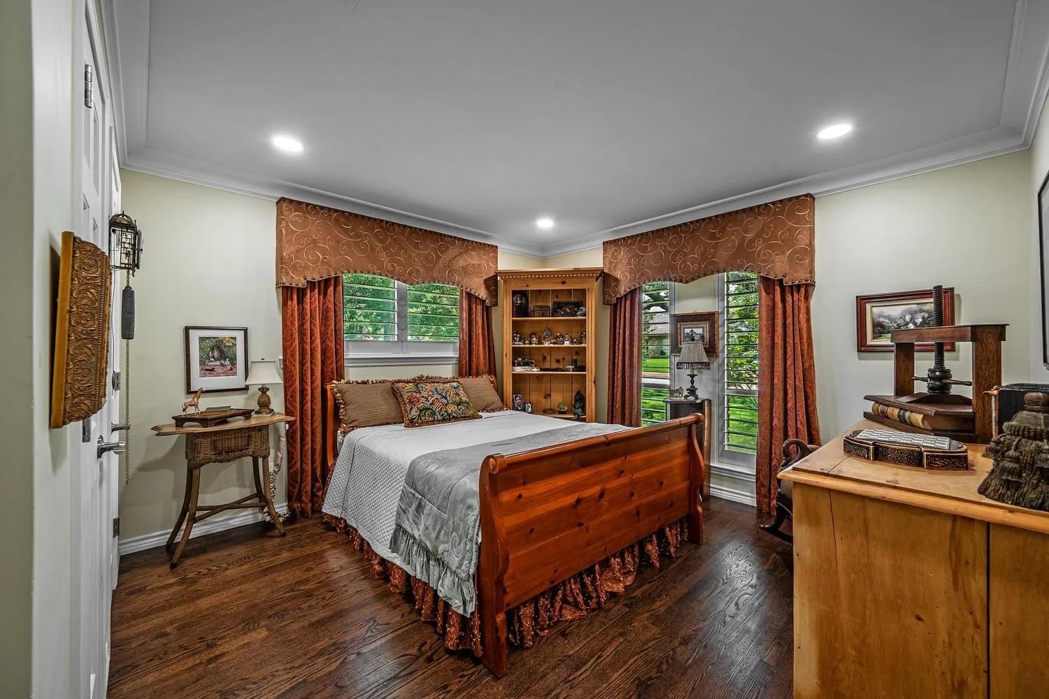 Single Family Residence For Sale in Dallas County , 7240 Hunters Ridge, Dallas, Texas 75248, 5 Bedrooms, 3 Bathrooms, 2 Garage spaces, 2,633 Sqft, built in 1972, Price $955,000, mls#21309484, Real Estate Agent in Dallas, Homes For Sale in Dallas county, Homes For Sale in Dallas, Realtor in Dallas Texas, Real Estate Brokerage Independent Realty Texas, Luminita Cordes Realtor
