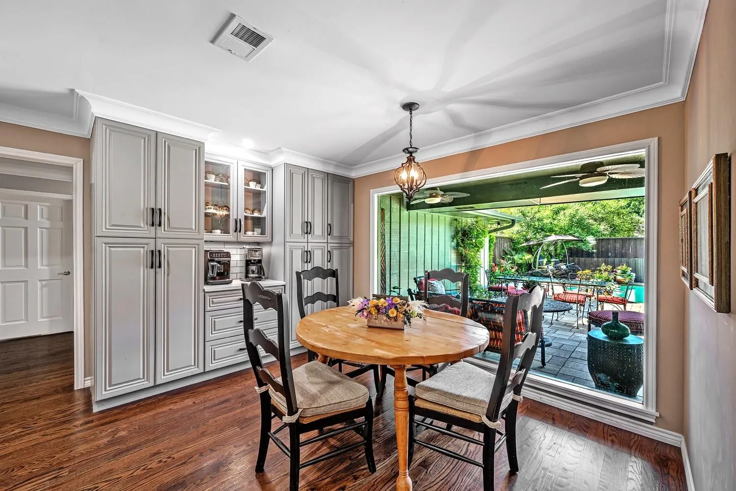 Single Family Residence For Sale in Dallas County , 7240 Hunters Ridge, Dallas, Texas 75248, 5 Bedrooms, 3 Bathrooms, 2 Garage spaces, 2,633 Sqft, built in 1972, Price $955,000, mls#21309484, Real Estate Agent in Dallas, Homes For Sale in Dallas county, Homes For Sale in Dallas, Realtor in Dallas Texas, Real Estate Brokerage Independent Realty Texas, Luminita Cordes Realtor