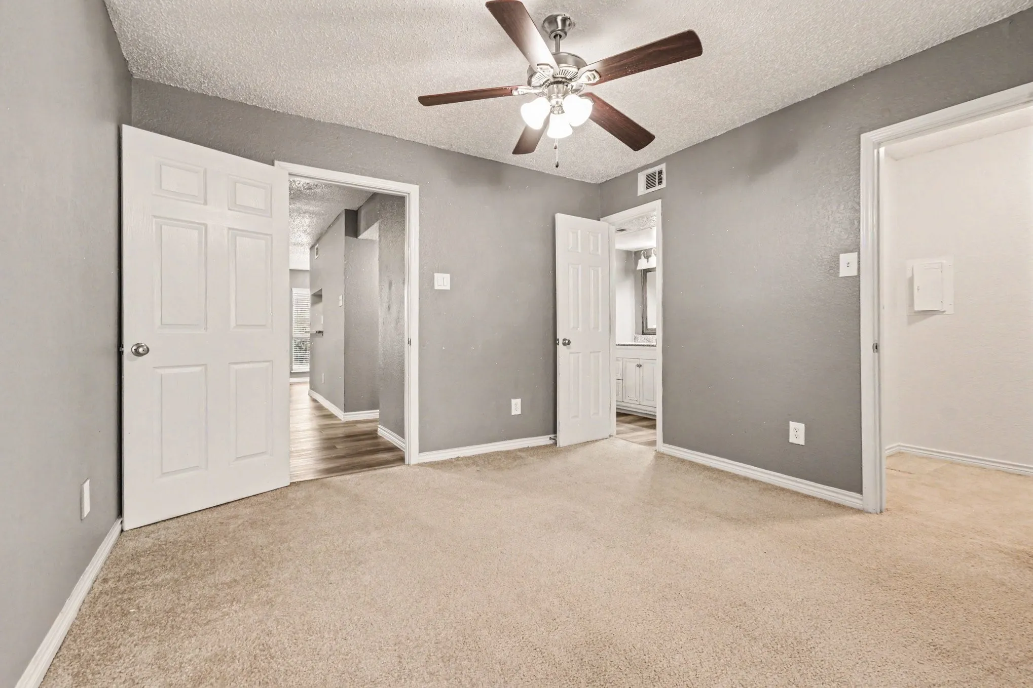 Condominium For Sale in Dallas County , 3645 W Northgate Drive 201, Irving, Texas 75062, 2 Bedroom, 2 Bathroom, Garage spaces, 947 Sqft, built in 1982, mls#21309498, Real Estate Agent in Irving, Homes For Sale in Dallas county, Homes For Sale in Irving, Realtor in Irving Texas, Real Estate Brokerage Independent Realty Texas, Luminita Cordes Realtor