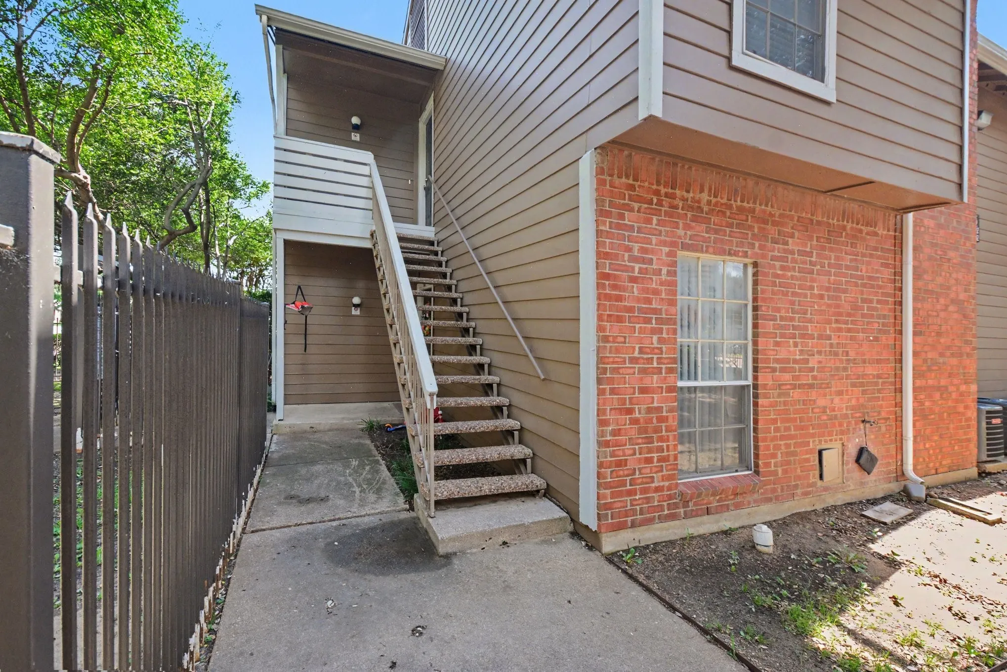 Condominium For Sale in Dallas County , 3645 W Northgate Drive 201, Irving, Texas 75062, 2 Bedroom, 2 Bathroom, Garage spaces, 947 Sqft, built in 1982, mls#21309498, Real Estate Agent in Irving, Homes For Sale in Dallas county, Homes For Sale in Irving, Realtor in Irving Texas, Real Estate Brokerage Independent Realty Texas, Luminita Cordes Realtor