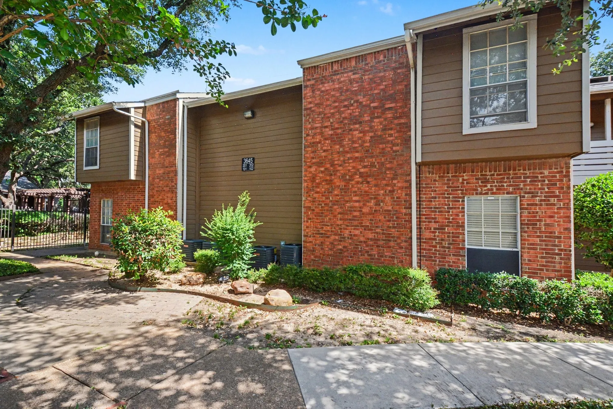 Condominium For Sale in Dallas County , 3645 W Northgate Drive 201, Irving, Texas 75062, 2 Bedroom, 2 Bathroom, Garage spaces, 947 Sqft, built in 1982, mls#21309498, Real Estate Agent in Irving, Homes For Sale in Dallas county, Homes For Sale in Irving, Realtor in Irving Texas, Real Estate Brokerage Independent Realty Texas, Luminita Cordes Realtor