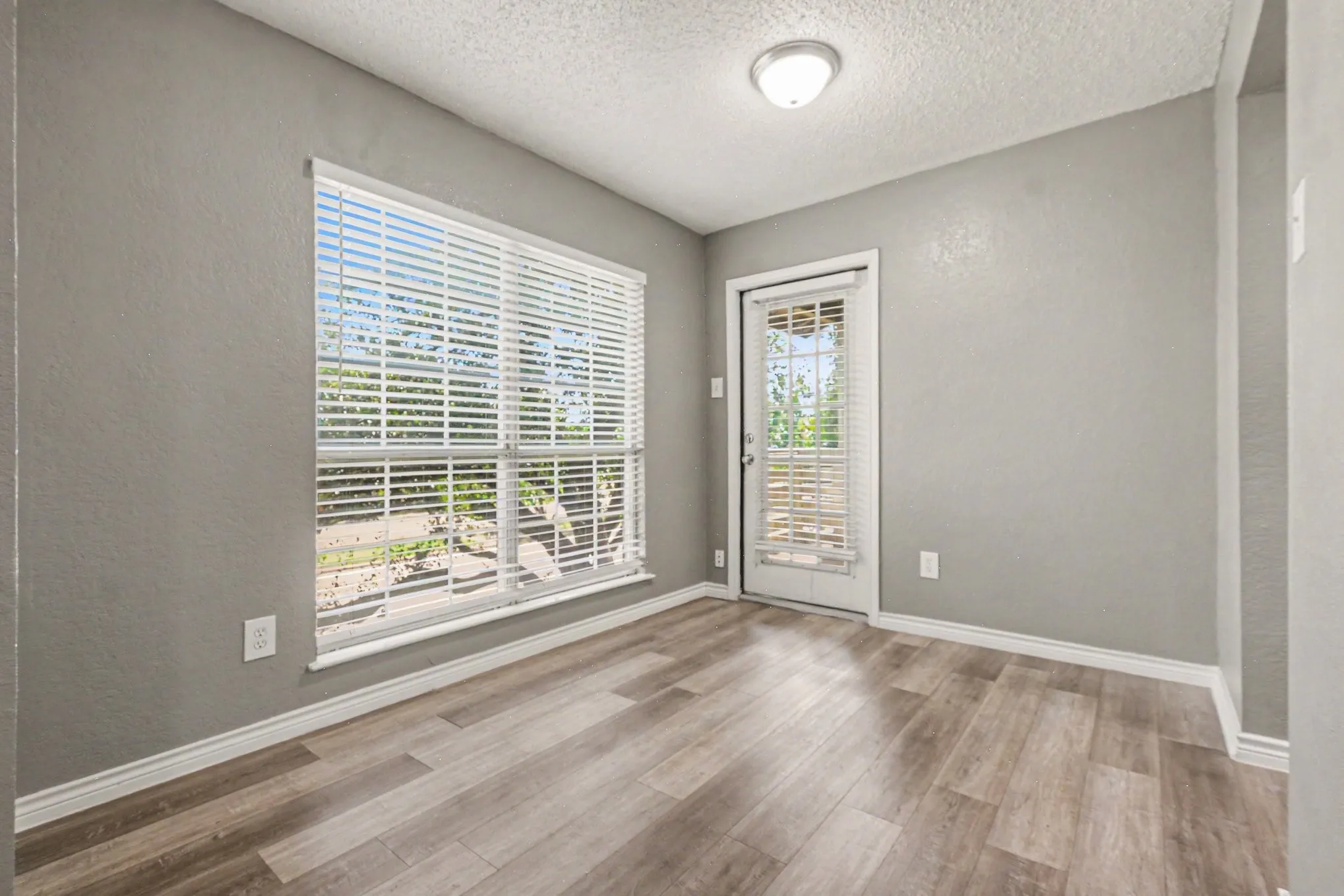 Condominium For Sale in Dallas County , 3645 W Northgate Drive 201, Irving, Texas 75062, 2 Bedroom, 2 Bathroom, Garage spaces, 947 Sqft, built in 1982, mls#21309498, Real Estate Agent in Irving, Homes For Sale in Dallas county, Homes For Sale in Irving, Realtor in Irving Texas, Real Estate Brokerage Independent Realty Texas, Luminita Cordes Realtor
