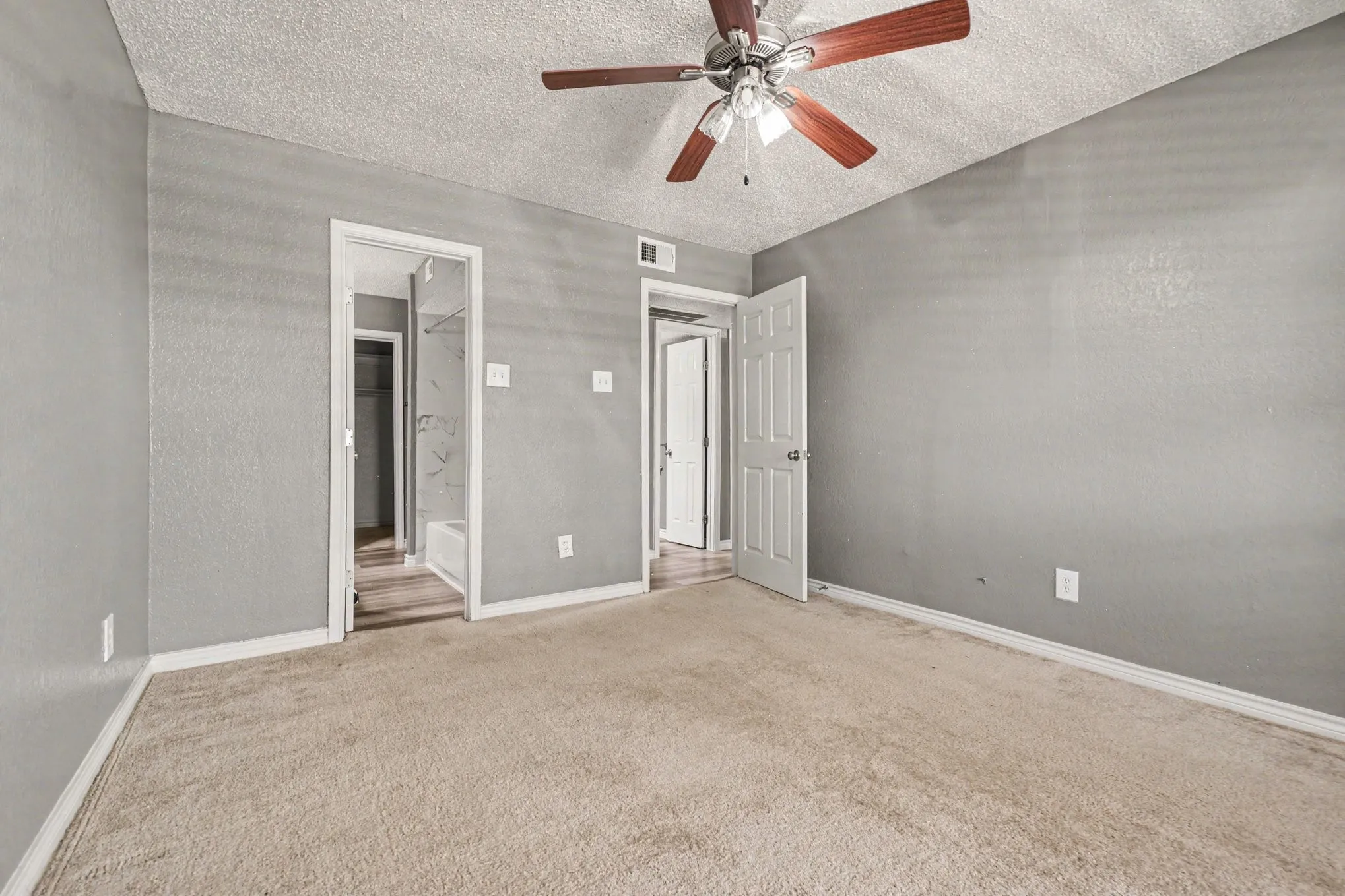 Condominium For Sale in Dallas County , 3645 W Northgate Drive 201, Irving, Texas 75062, 2 Bedroom, 2 Bathroom, Garage spaces, 947 Sqft, built in 1982, mls#21309498, Real Estate Agent in Irving, Homes For Sale in Dallas county, Homes For Sale in Irving, Realtor in Irving Texas, Real Estate Brokerage Independent Realty Texas, Luminita Cordes Realtor