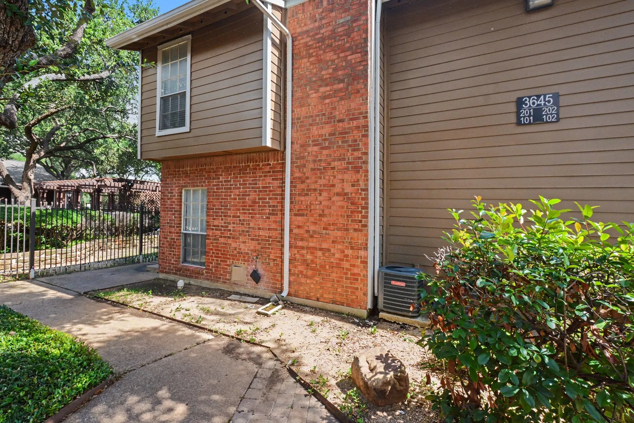 Condominium For Sale in Dallas County , 3645 W Northgate Drive 201, Irving, Texas 75062, 2 Bedroom, 2 Bathroom, Garage spaces, 947 Sqft, built in 1982, mls#21309498, Real Estate Agent in Irving, Homes For Sale in Dallas county, Homes For Sale in Irving, Realtor in Irving Texas, Real Estate Brokerage Independent Realty Texas, Luminita Cordes Realtor