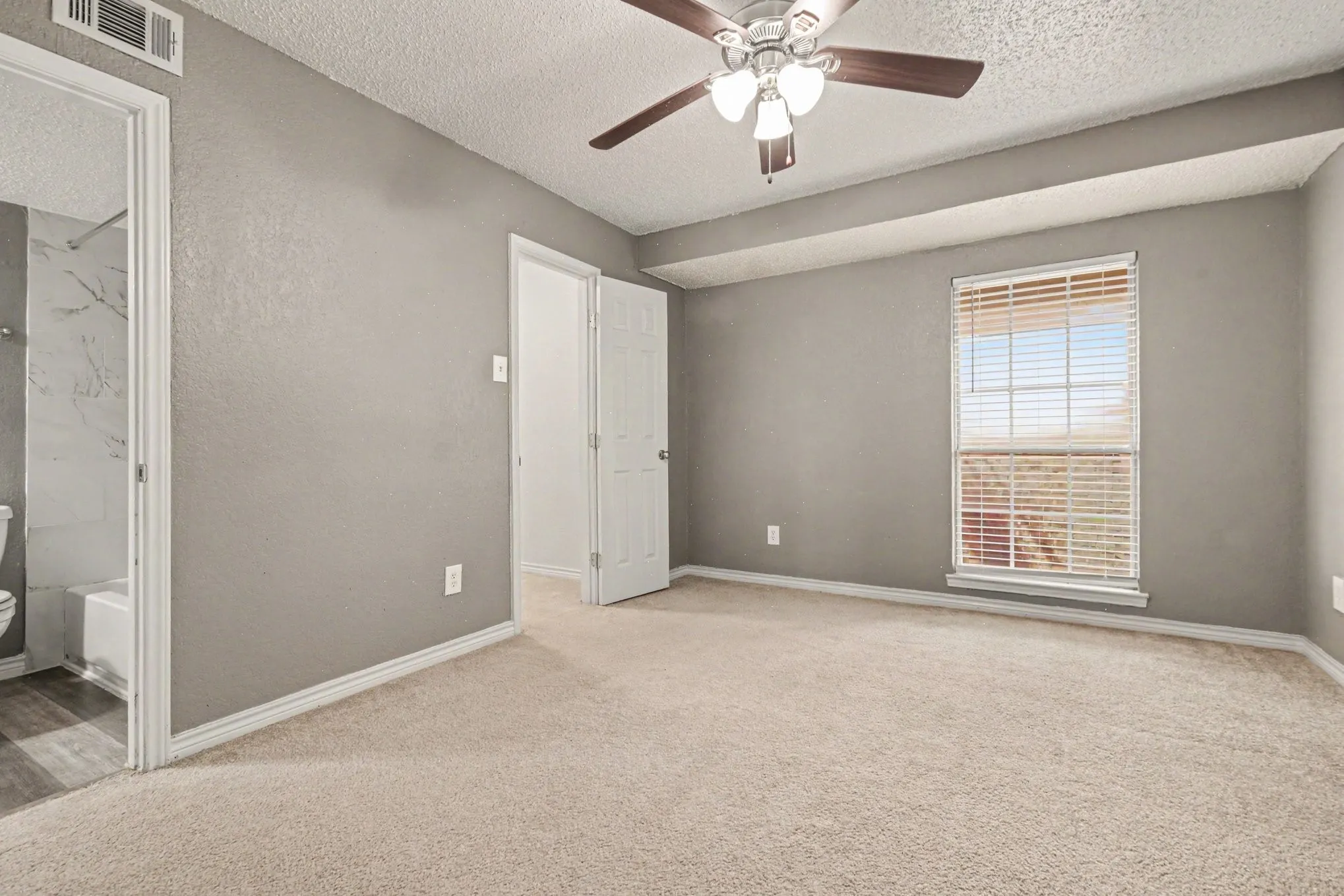 Condominium For Sale in Dallas County , 3645 W Northgate Drive 201, Irving, Texas 75062, 2 Bedroom, 2 Bathroom, Garage spaces, 947 Sqft, built in 1982, mls#21309498, Real Estate Agent in Irving, Homes For Sale in Dallas county, Homes For Sale in Irving, Realtor in Irving Texas, Real Estate Brokerage Independent Realty Texas, Luminita Cordes Realtor