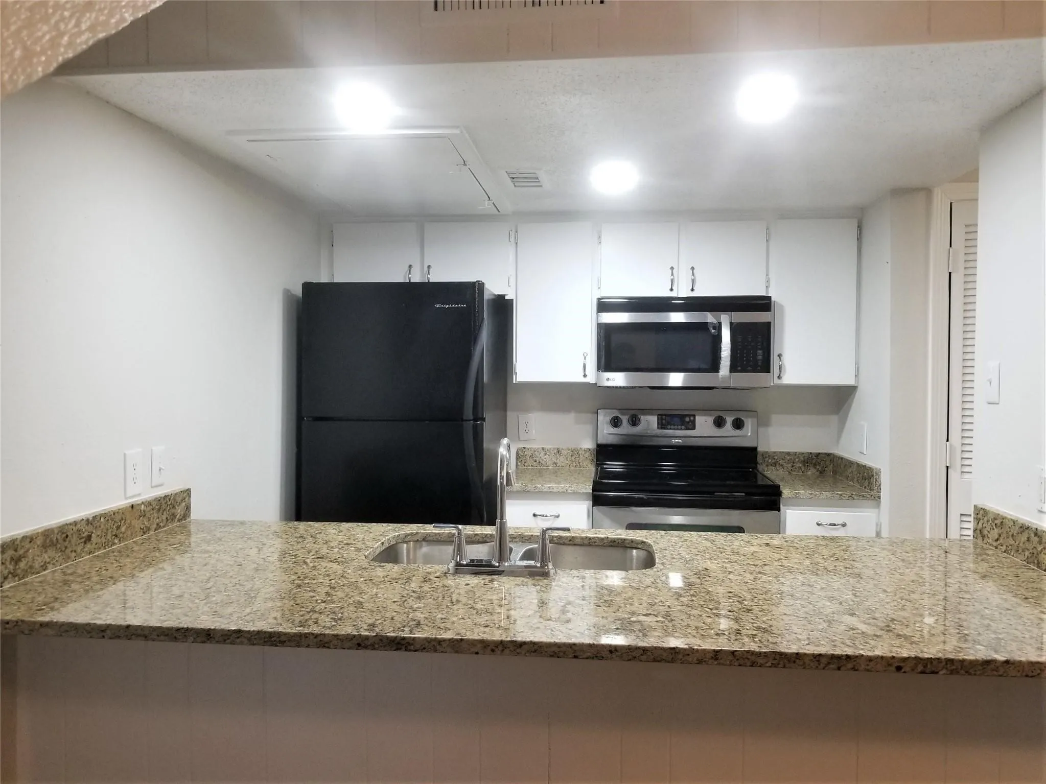 Condominium For Rent in Dallas County , 4638 Country Creek Drive 1246, Dallas, Texas 75236, 1 Bedroom, 1 Bathroom, Garage spaces, 739 Sqft, built in 1974, mls#21309495, Real Estate Agent in Dallas, Homes For Rent in Dallas county, Homes For Rent in Dallas, Realtor in Dallas Texas, Real Estate Brokerage Independent Realty Texas, Luminita Cordes Realtor