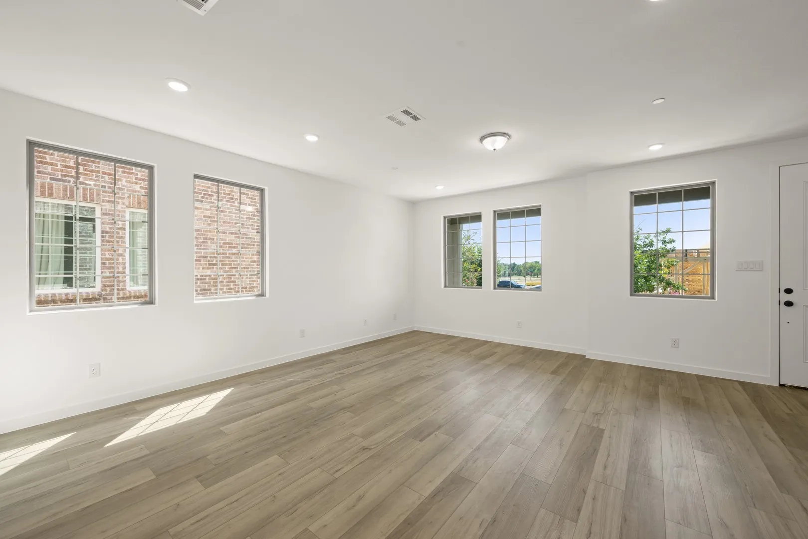 2408 Glacier- Dining-2