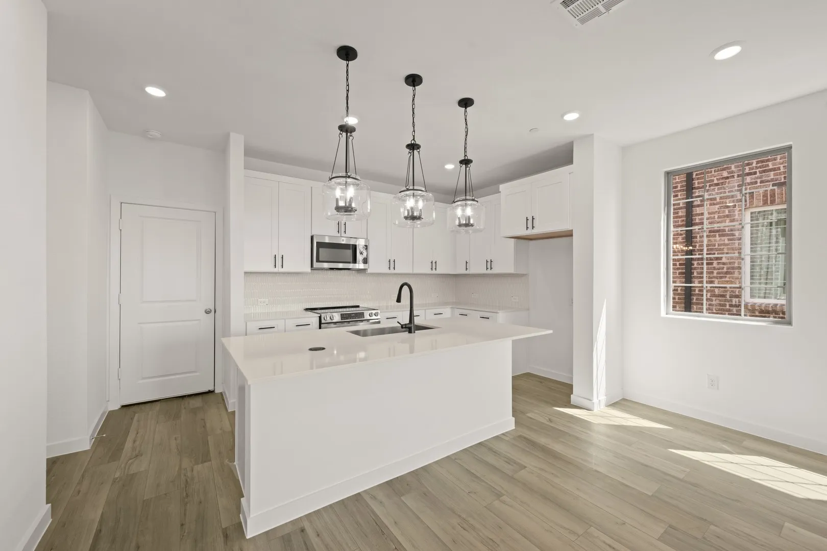2408 Glacier- Kitchen-1