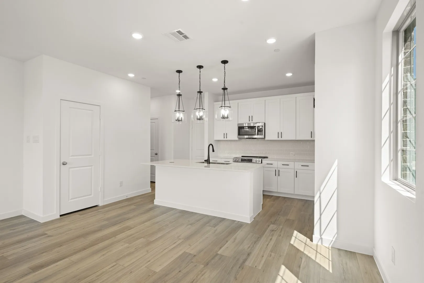 2408 Glacier- Dining-1