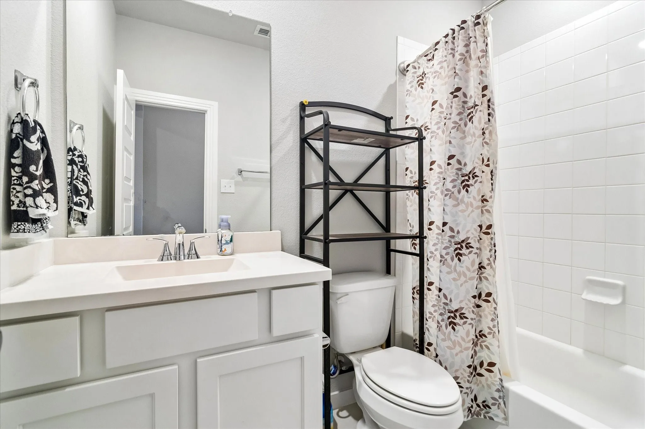 Single Family Residence For Sale in Grayson County , 3810 Iron Ore Drive, Denison, Texas 75020, 4 Bedroom, 3 Bathroom, 2 Garage spaces, 2,309 Sqft, built in 2022, mls#21309536, Real Estate Agent in Denison, Homes For Sale in Grayson county, Homes For Sale in Denison, Realtor in Denison Texas, Real Estate Brokerage Independent Realty Texas, Luminita Cordes Realtor