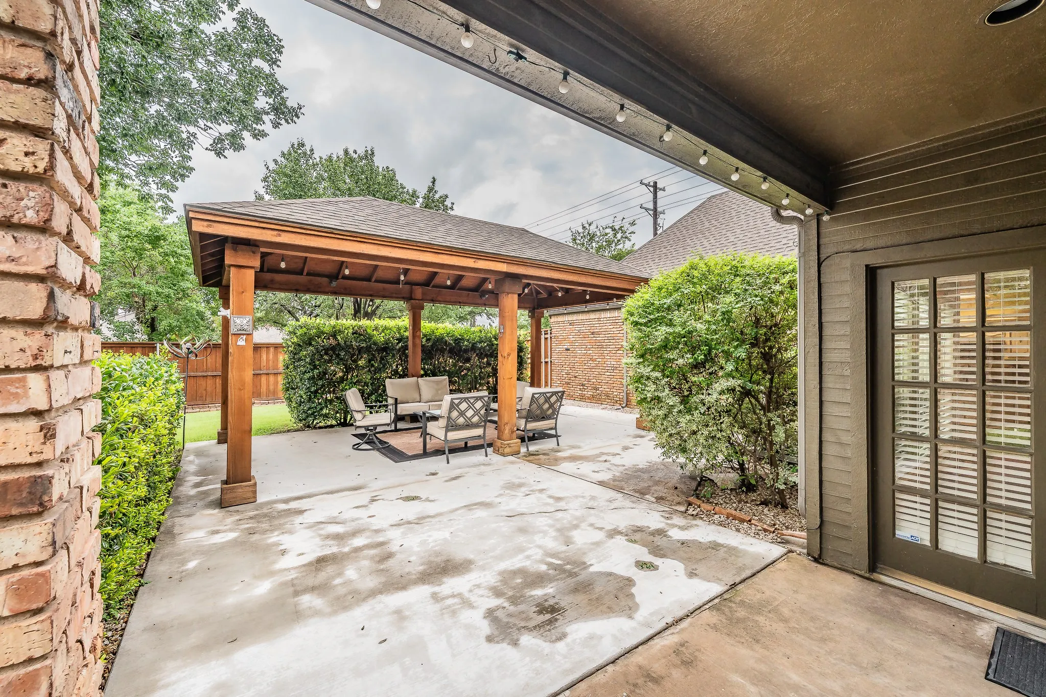 Single Family Residence For Sale in Dallas County , 2002 Diamond Oaks Drive, Garland, Texas 75044, 3 Bedroom, 3 Bathroom, 2 Garage spaces, 2,322 Sqft, built in 1985, mls#21309452, Real Estate Agent in Garland, Homes For Sale in Dallas county, Homes For Sale in Garland, Realtor in Garland Texas, Real Estate Brokerage Independent Realty Texas, Luminita Cordes Realtor